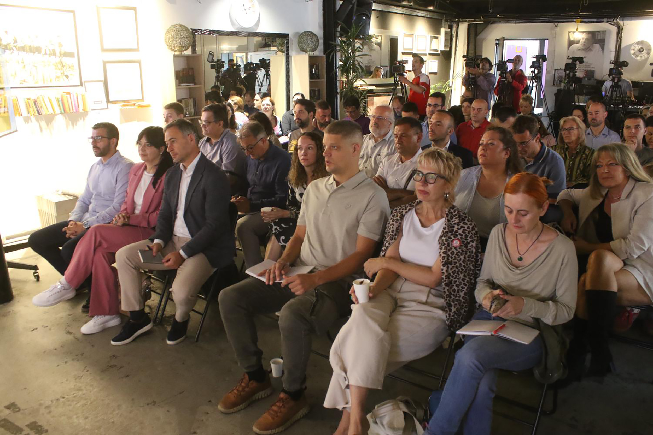 Mesto: Beograd
Datum: Wed Jul 30 12:36:41 CEST 2025
Dogadjaj: DRUŠTVO/POLITIKA -  Javni razgovor o potrebi za reviziju biračkog spiska, u organizaciji Centra za istraživanje, transparentnost i odgovornost (CRTA) 
Fotoreporter: Zoran Mrđa
Izvor: FoNet