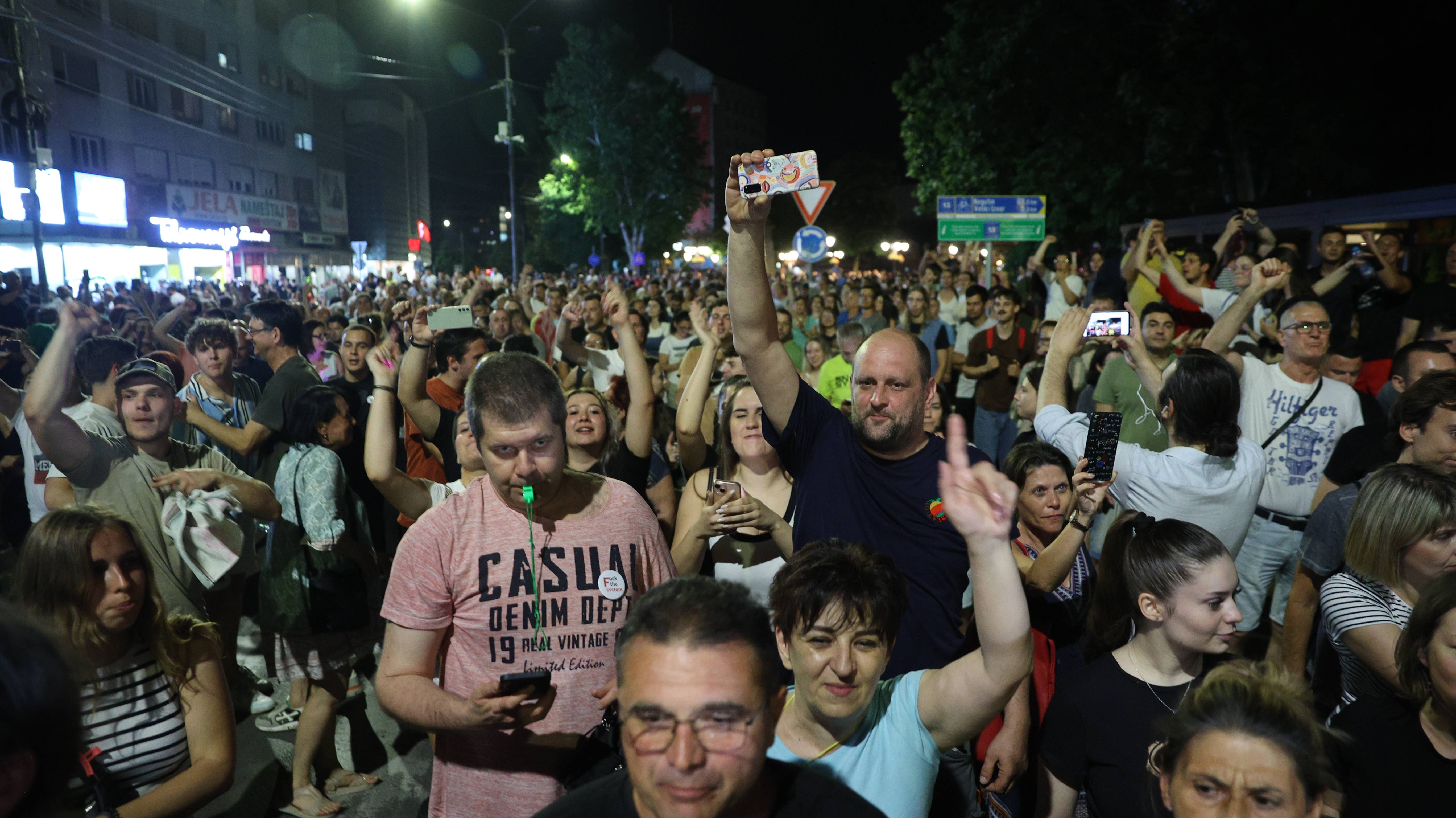 Zajecar, 8,06,2025. - Predstavnici opozicije proglasili su veceras pobedu na redovnim lokalnim izborima u Zajecaru i pozvali gradane da se okupe na gradskom trgu da bi odbranili tu pobedu. (BETAPHOTO/SASA DJORDJEVIC)