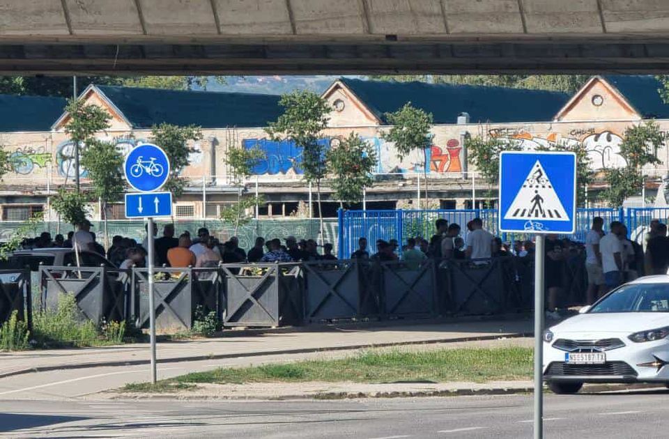 sns_aktivisti_iscrtavanje_trobojke_Limani