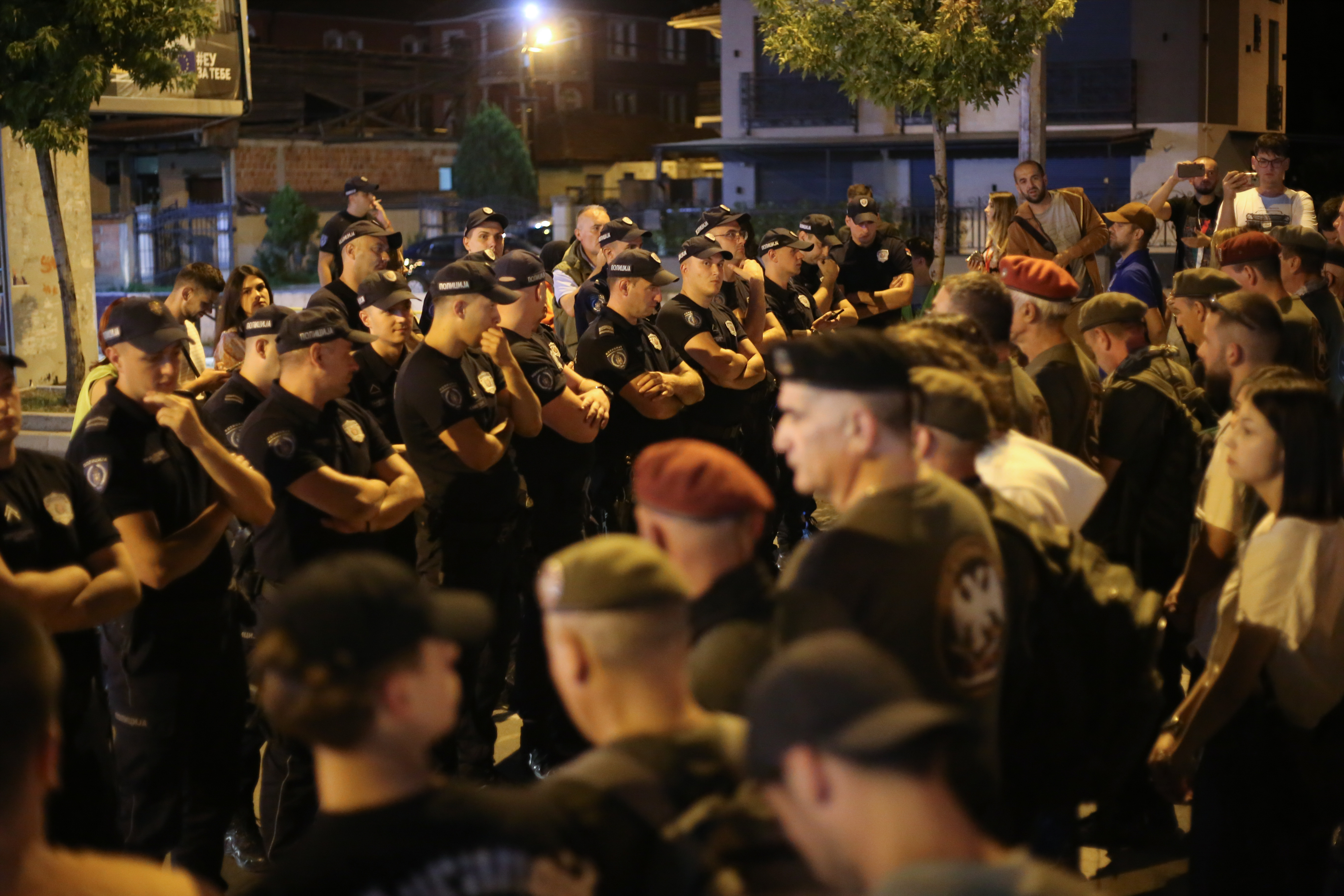 Students in the blockade of the State University in Novi Pazar blocked the highway with the help of veterans and citizens.Studenti u blokadi Drzavnog univerziteta u Novom Pazaru su uz pomoc veterana i gradjana blokirali magistralu.