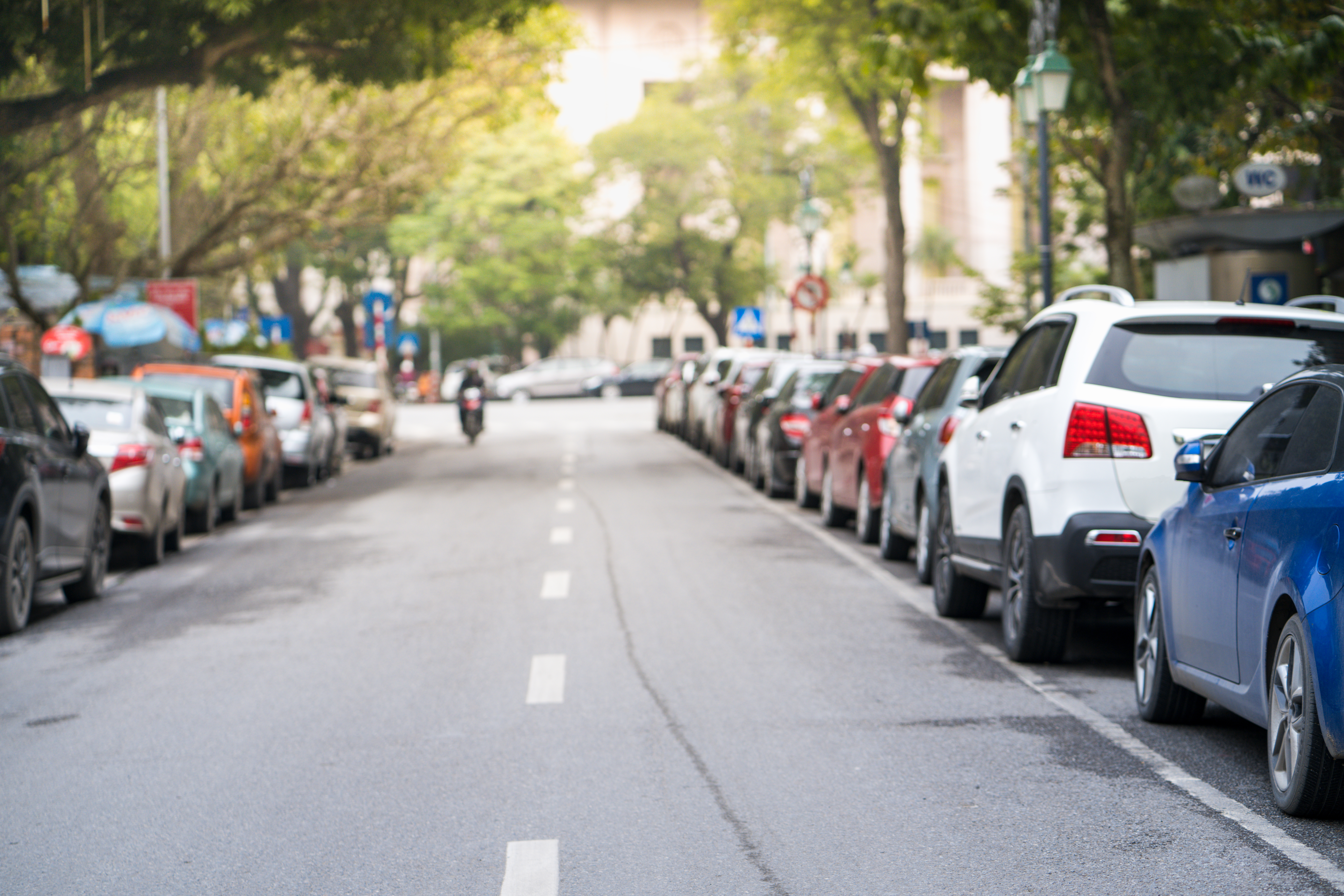 Blurred,Cars,Parked,On,The,Urban,Street,Side