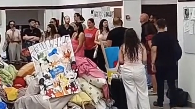 Neidentifikovana lica nalaze se na spratu Visoke zdravstvene škole u Zemunu i snimaju studente bez dozvole. Visoko zdravstvena škola Zemun, VZŠ