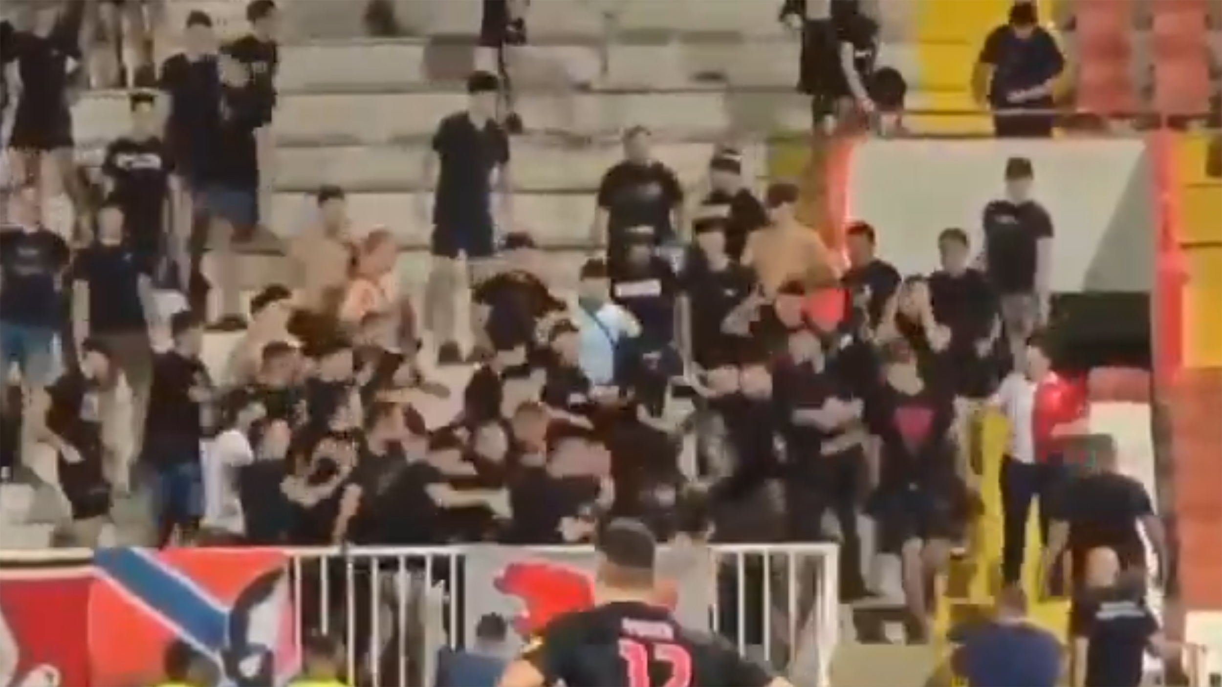Na utakmici FK Vojvodina u Novom Sadu, uprava na čelu sa Dragoljubom Zbiljićem pokušala je da silom i podelom pokori tribinu.
