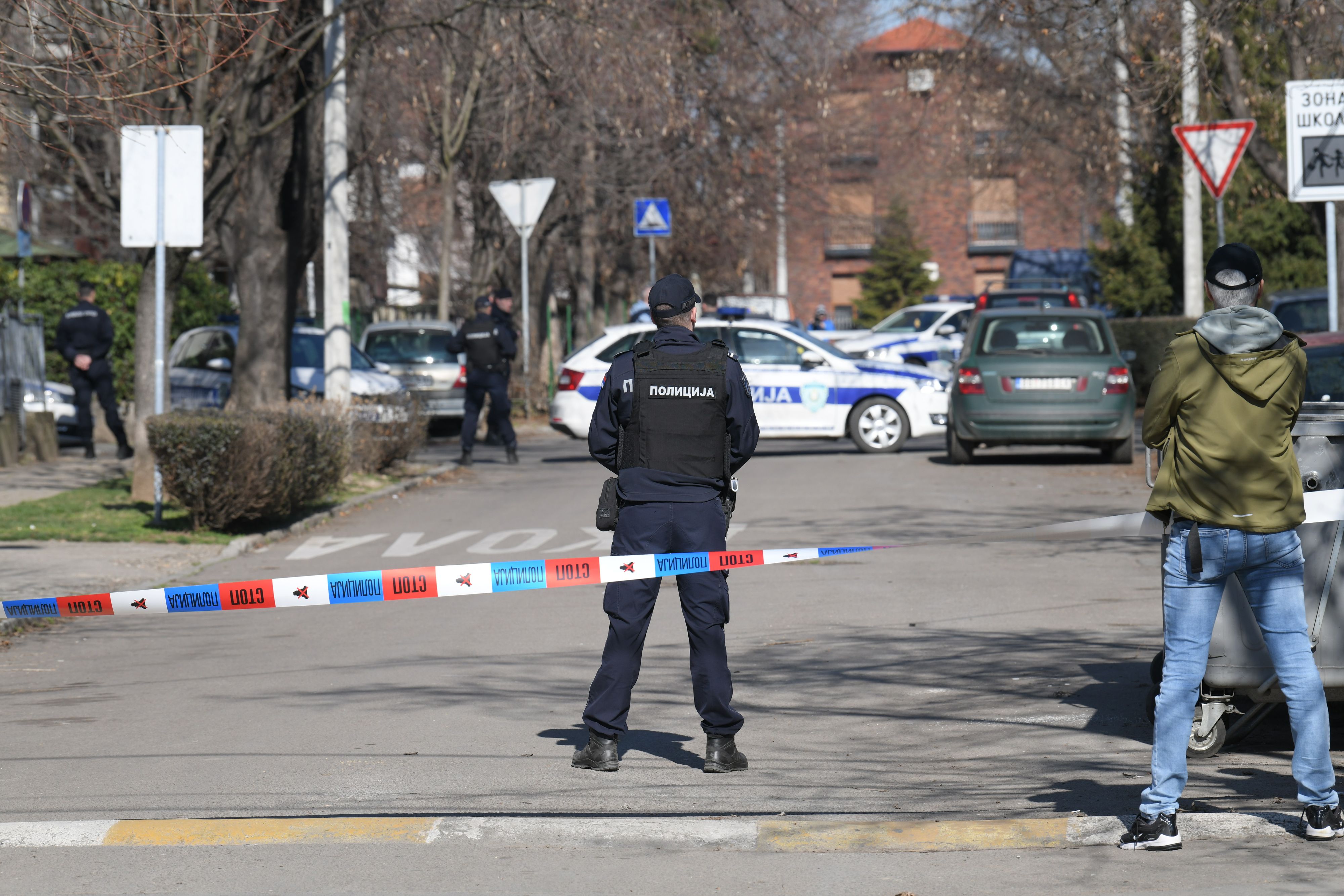 Beograd 17. februar 2024. Zemun ubistvo policija uvidjaj, Kumanovskoj ulici u Zemunu dogodila se upucnjava u kojoj je jedan muškarac ubijen, policajac ledja policijska traka   Foto:Goran Srdanov/Nova.rs