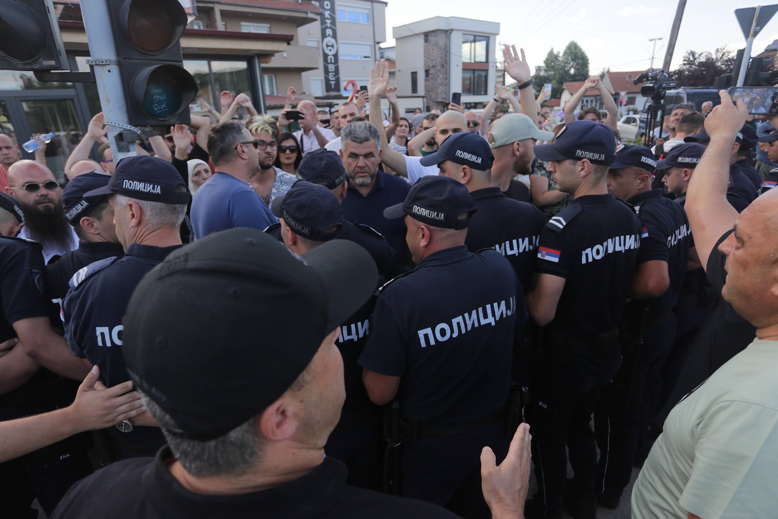 GRADJANI BLOKIRALI KRUZNI TOK U CENTRU NOVOG PAZARA