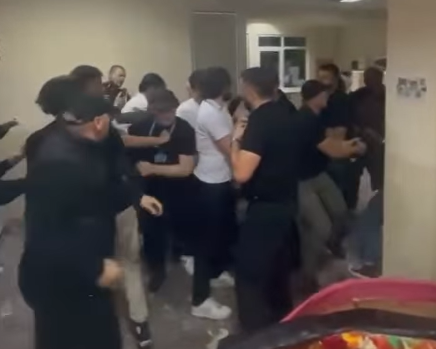 upad policije i batinaša na DUNP1