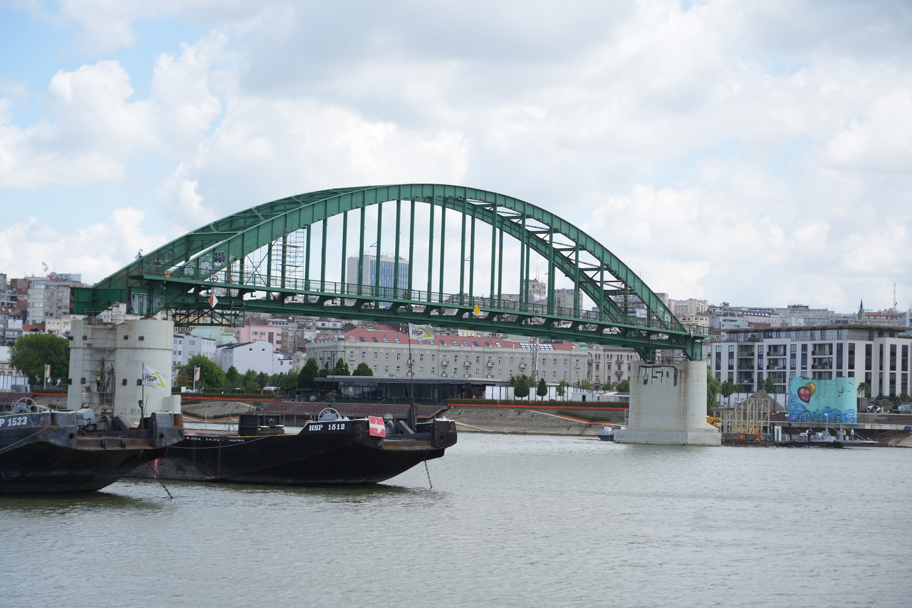 Only the central arch remains of the Old Sava Bridge, which is being dismantled.Od Starog savski most ostao je samo sredisnji luk na cijoj demontazi se radi.
