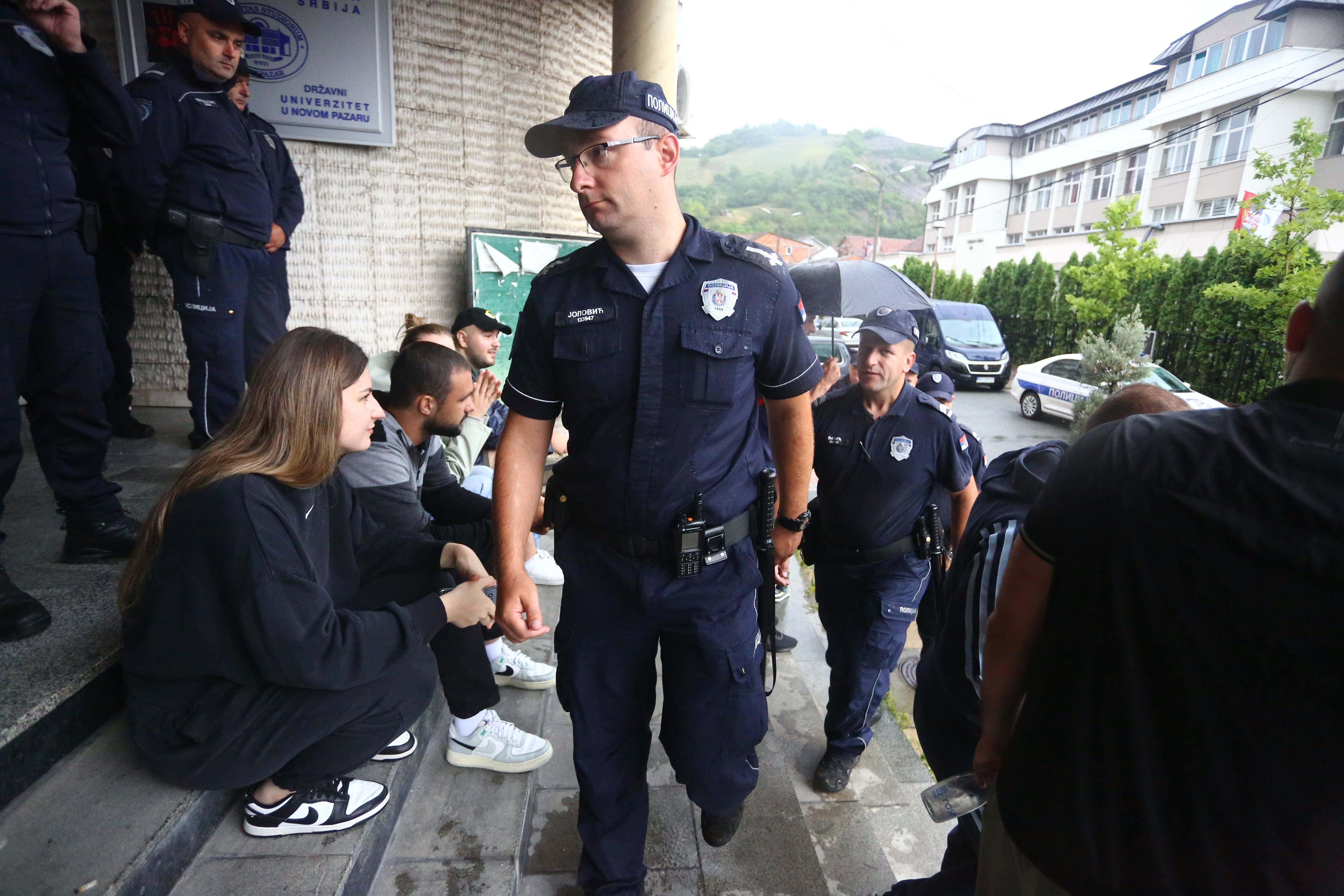 MASKIRANI CIVILI DEBLOKIRALI NOVOPAZARSKI UNIVERZITET