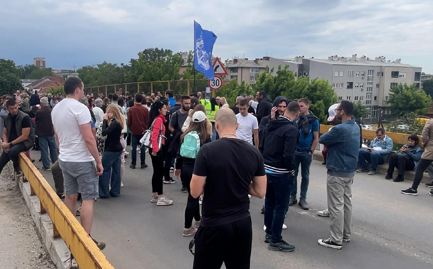 Mesto: Kragujevac
Datum: Mon May 26 18:26:48 CEST 2025
Dogadjaj: DRUŠTVO/POLITIKA/OPŠTINE - Građani Kragujevca blokirali su nadvožnjak Gazela, koji zbog trulih bankina preti da se uruši
Fotoreporter: Darko Čojić
Izvor: FoNet/Darko Čojić