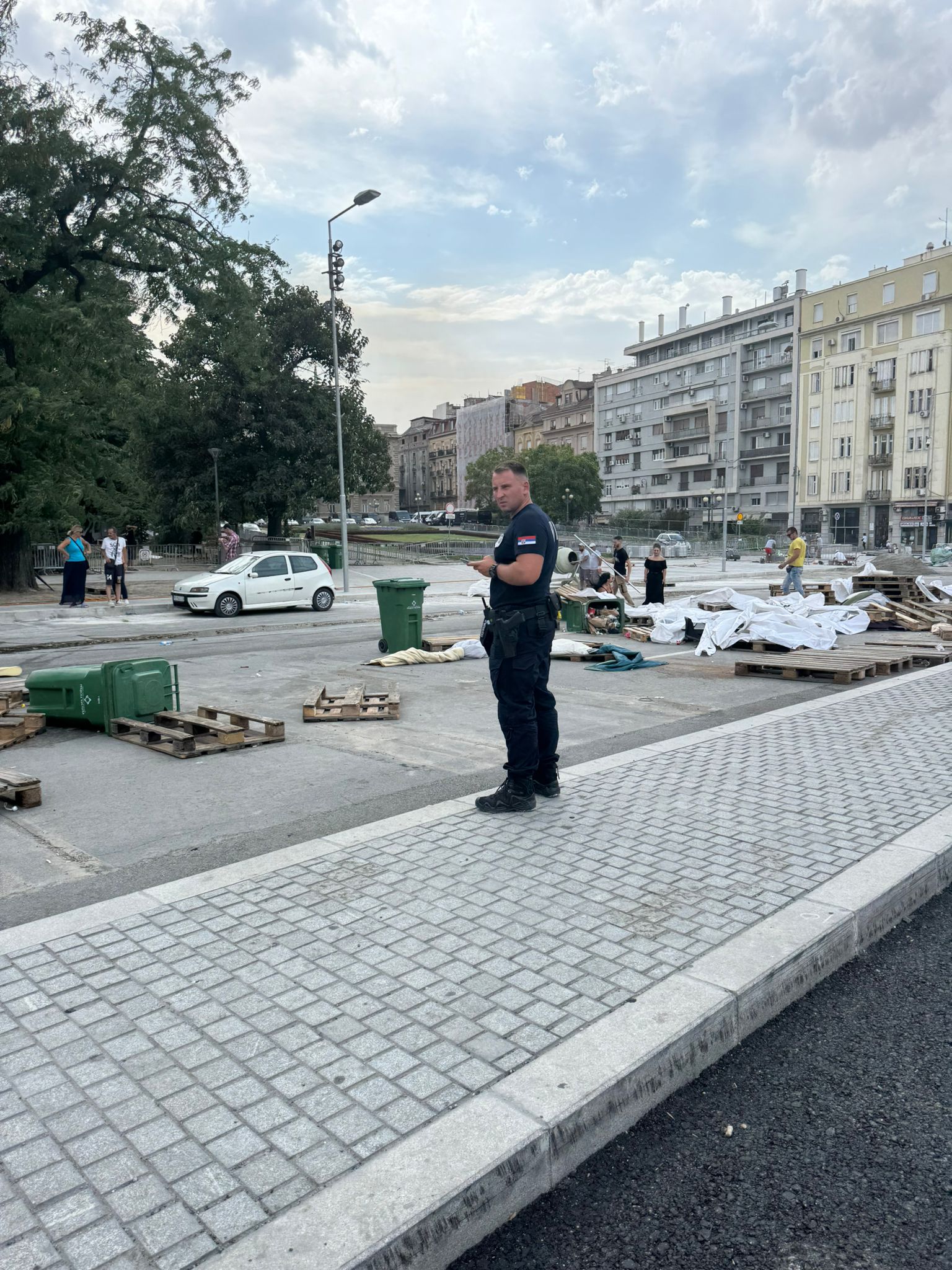 Ćacilend oluja oduvala šatore, policija ih vraća na mesto