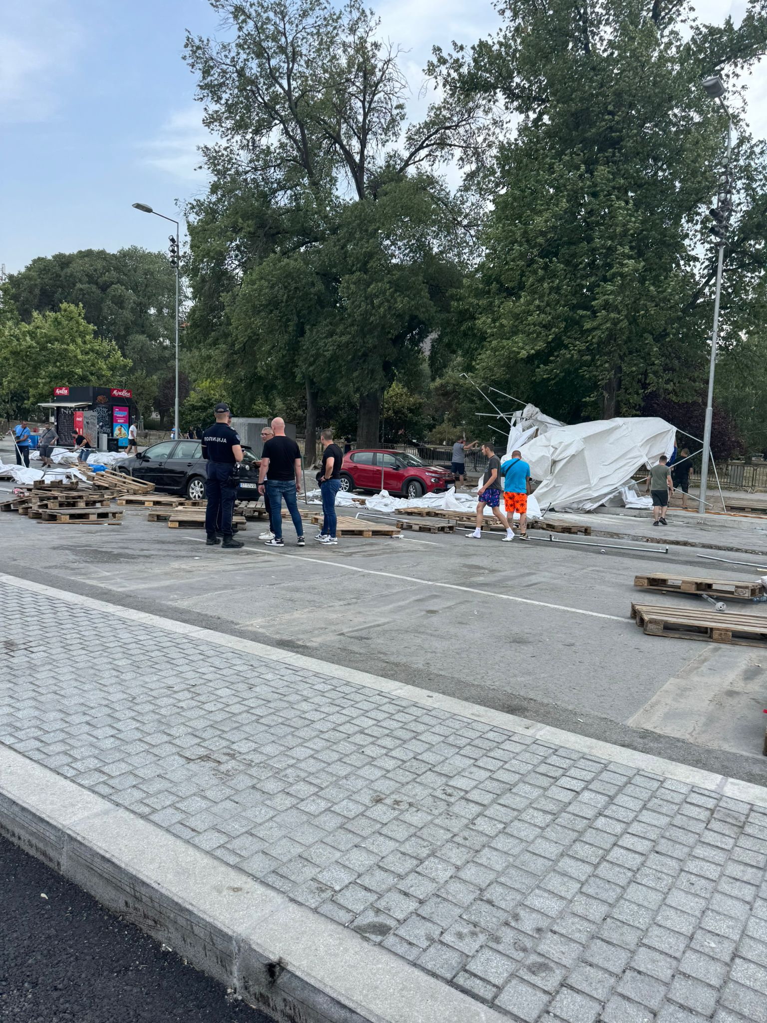 Ćacilend oluja oduvala šatore, policija ih vraća na mesto