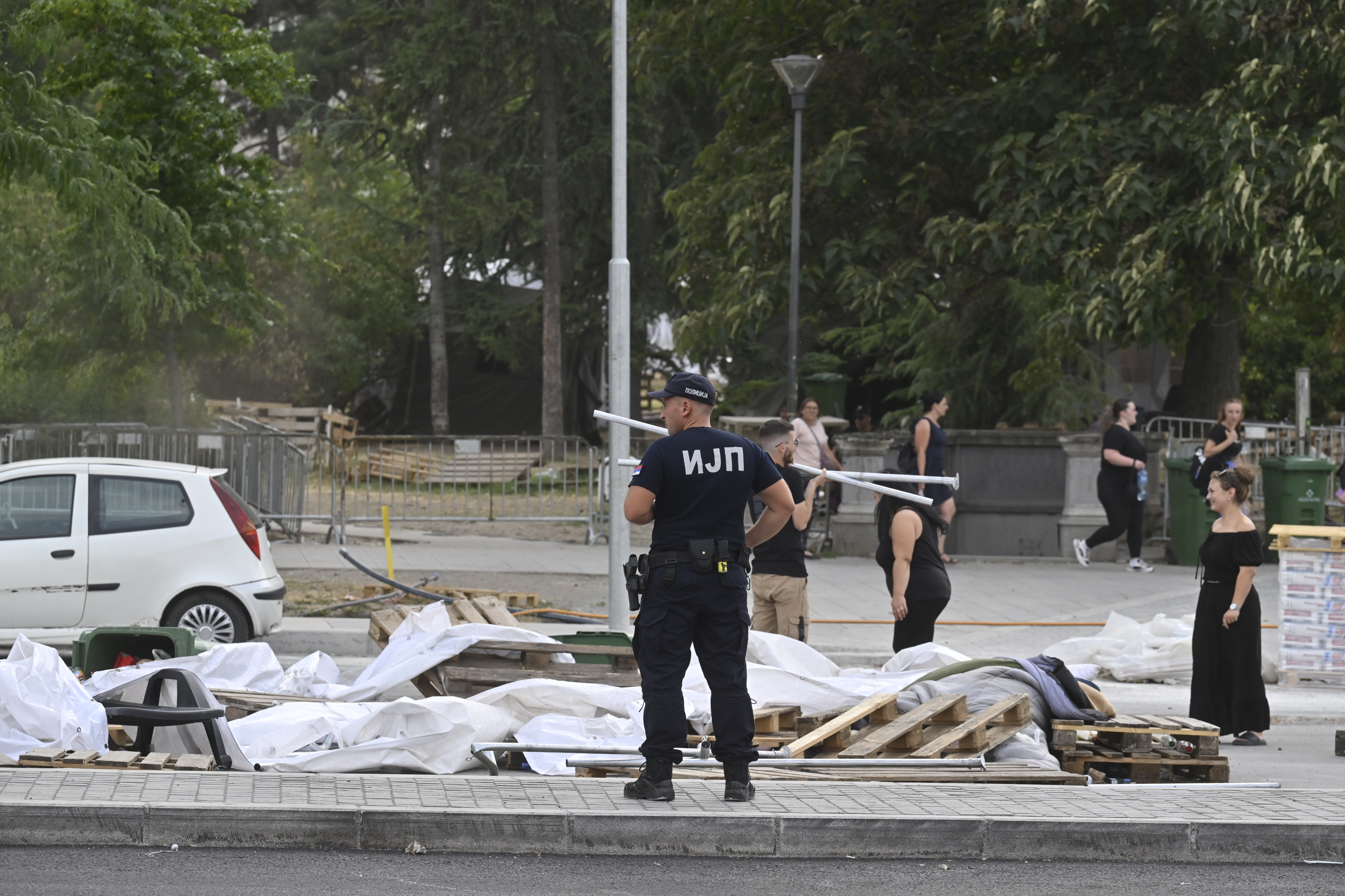 A tent camp in front of the National Assembly of the Republic of Serbia collapsed under the force of strong winds that indicate a storm.Satorsko naselje ispred Narodne skupstine Republike Srbije pod natelom jakog vetra koji nagovestava nevreme se srusilo.