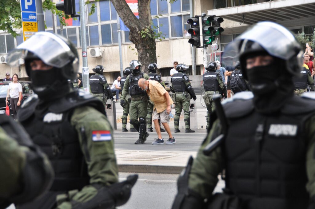 Beograd, 7.07.2025. - Kordon zandarmerije i policija legitimisu demonstrante koji su blokirali ulicu na pesackom prelazu na Zelenom Vencu u Beogradu.  (BETAPHOTO/KATARINA REDZIC)