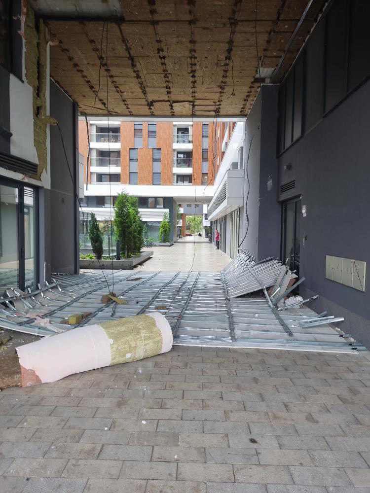 Zgrada Petica, ugao Jurija Gagarina i Nehruova. Izmedju dva ulaza u zgradu. Neko je danas mogao da nastrada. Zgrada je stara jedva tri godine. GDS