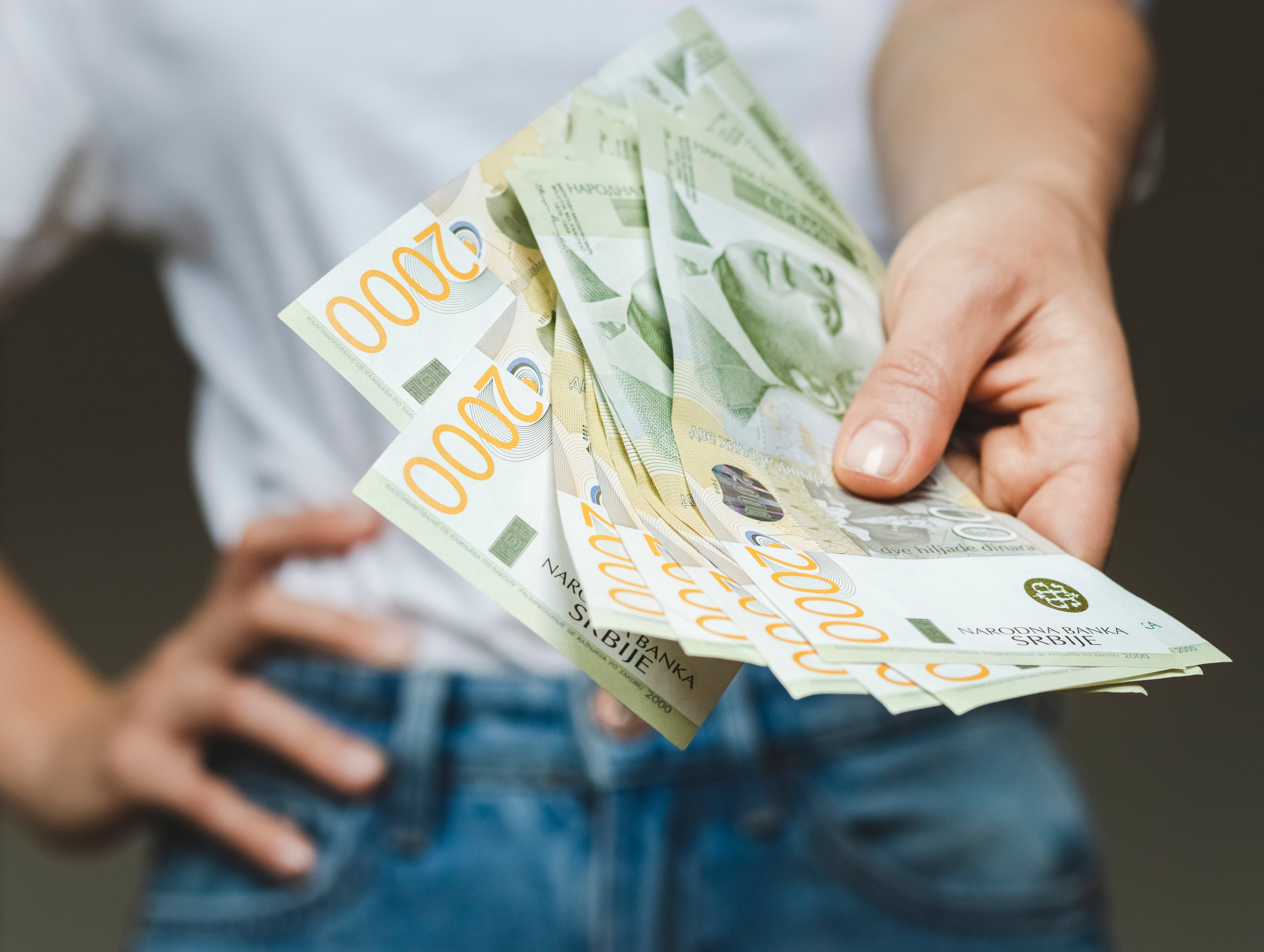Two,Thousand,Serbian,Dinars,Banknotes,In,The,Female,Hand.
