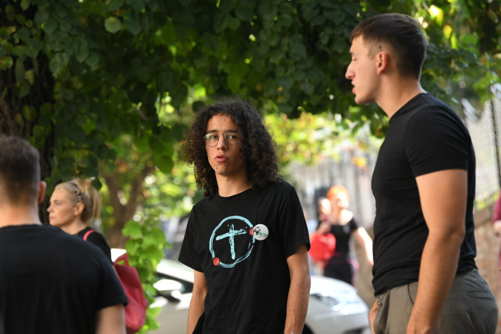 Beograd 06.08.2025. skup podrske teologu Vukasinu Milicevicu ispred patrijarsija