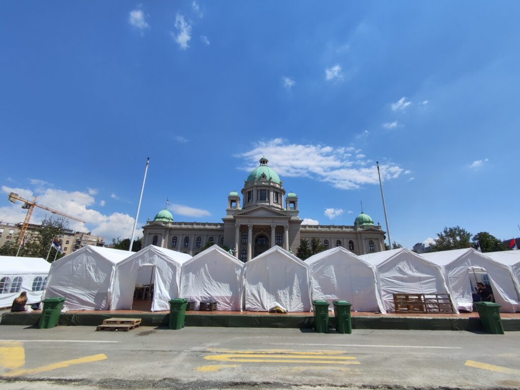 Beograd 26. maj 2025. Ćacilend, plato ispred Parlamenta Srbije, satori, plato, Skupština Srbiije,  Pionirski park Foto:Vesna Lalić/Nova.rs