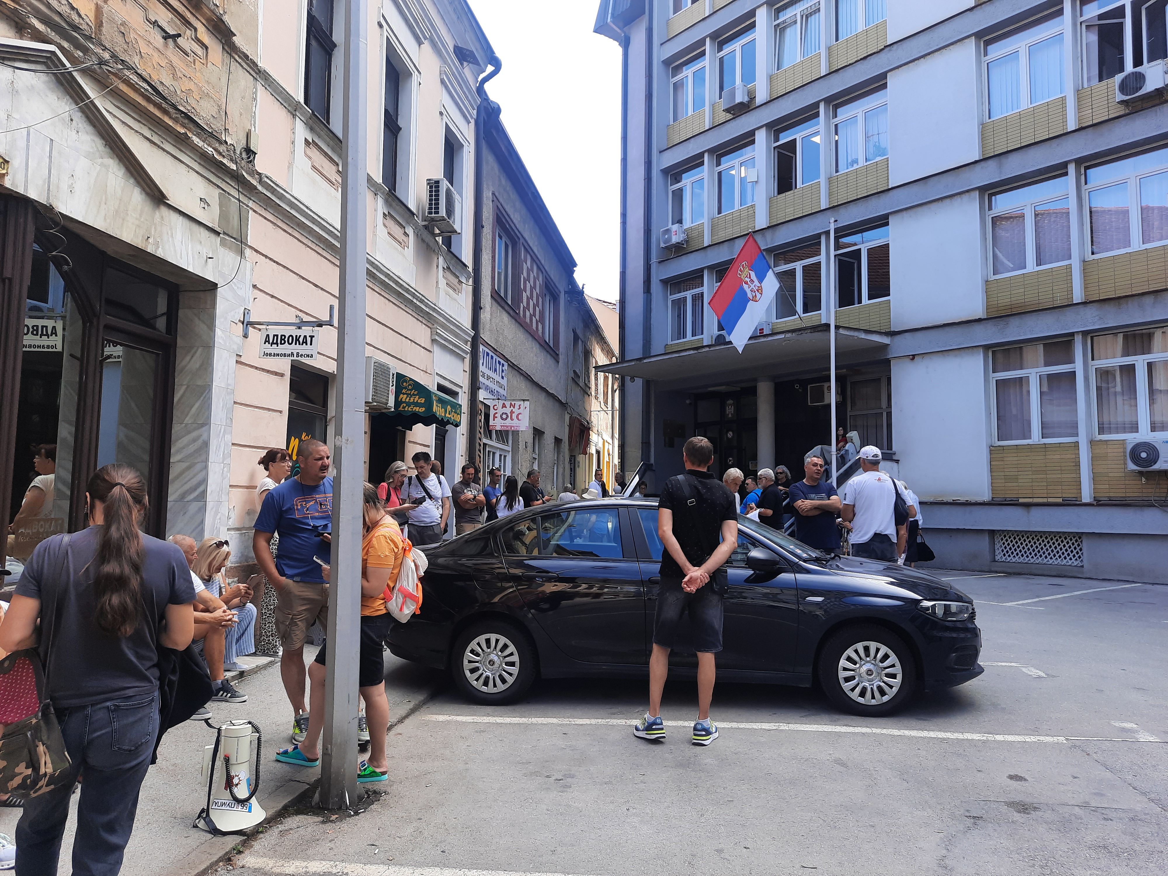 užice jutros  građani ispred suda