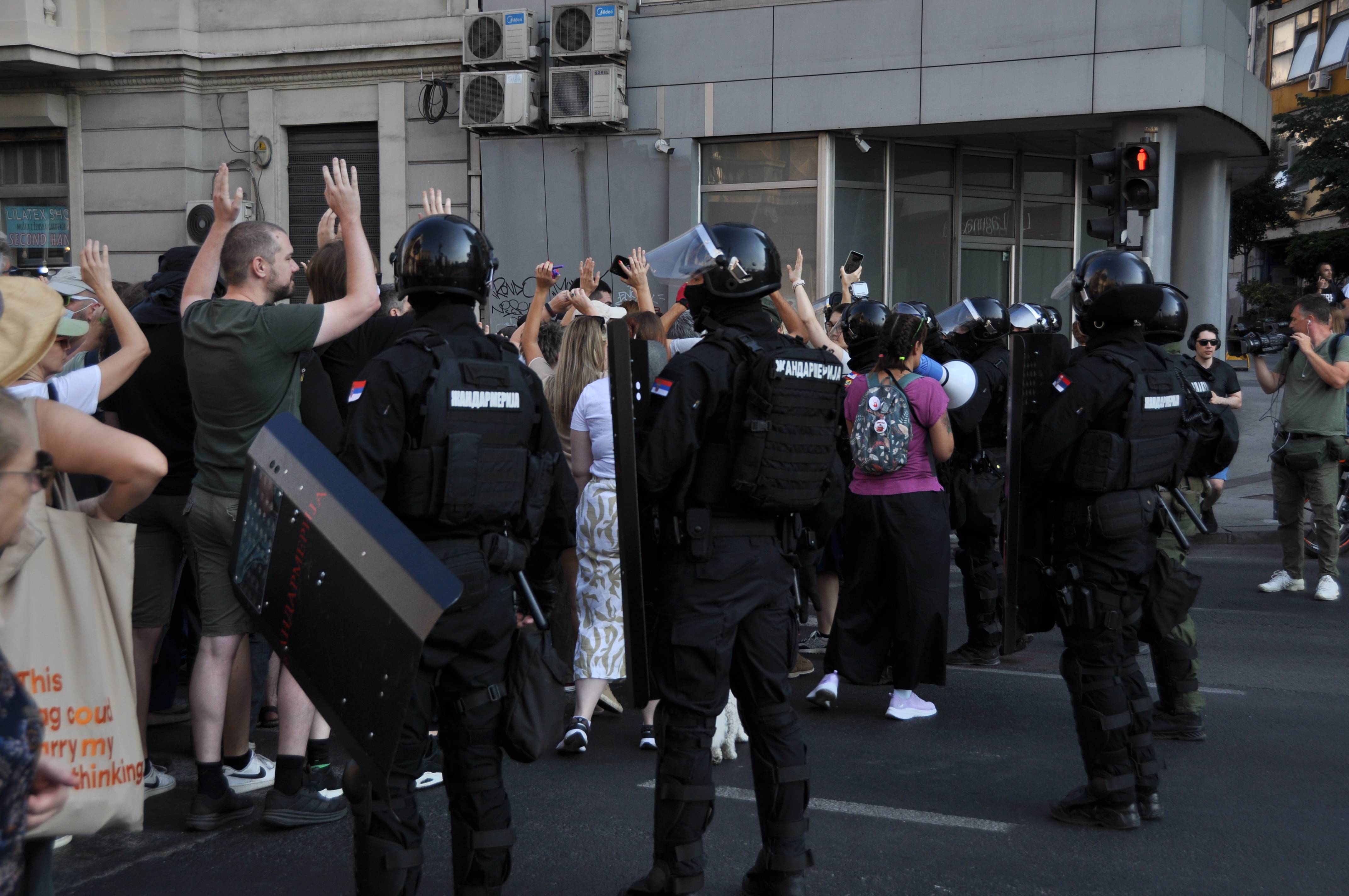 Beograd, 7.07.2025. - Kordon zandarmerije i policija legitimisu demonstrante koji su blokirali ulicu na pesackom prelazu na Zelenom Vencu u Beogradu.  (BETAPHOTO/KATARINA REDZIC)