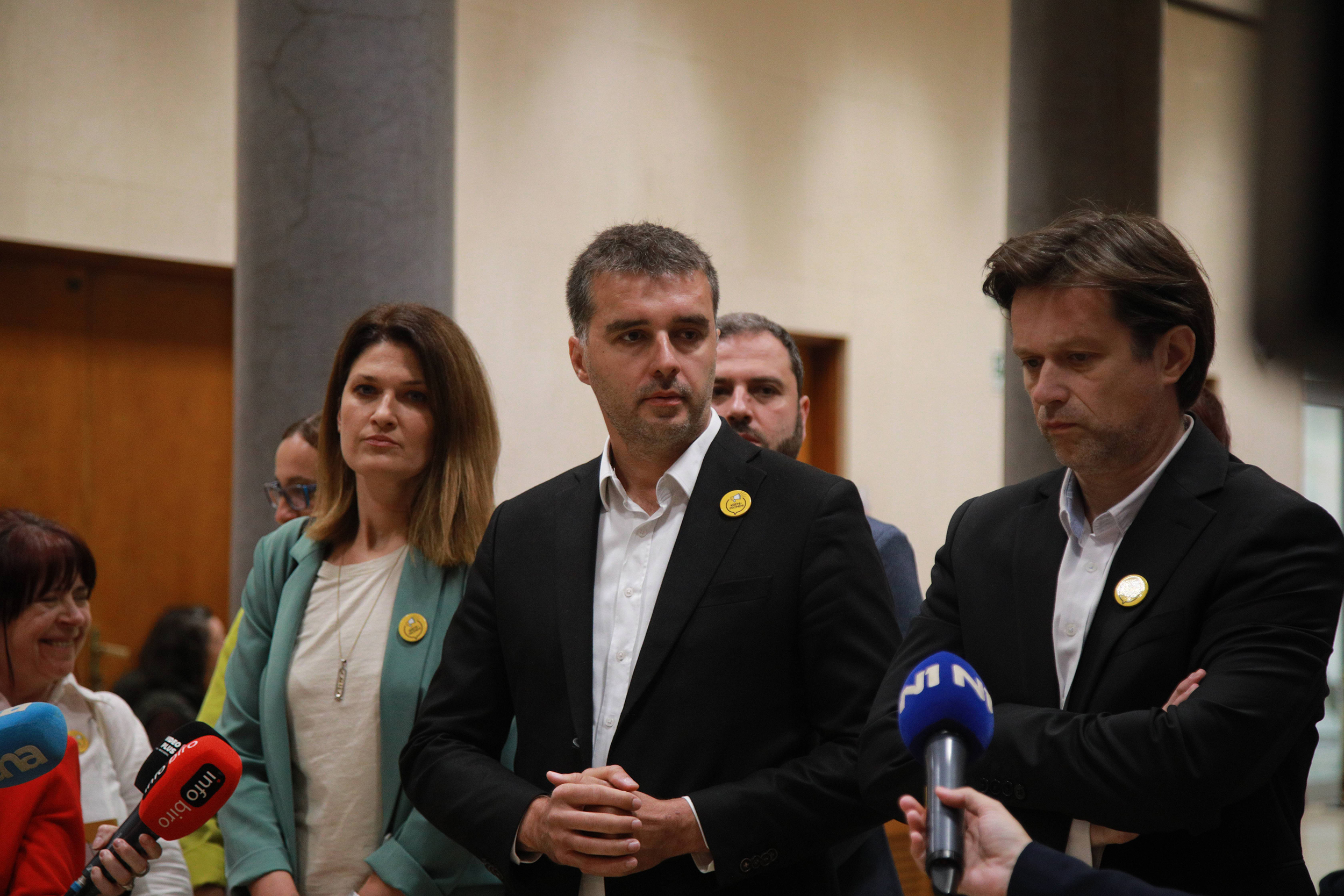 Beograd, 20.05.2025. - Konferencija za novinare odbornicke grupe Kreni-promeni odrzana je pred pocetak sednice gradske skupstine, danas u holu Skupstine Grada Beograda. Na fotografiji govori Savo Manojlovic (C). (BETAPHOTO/MILOS MISKOV)