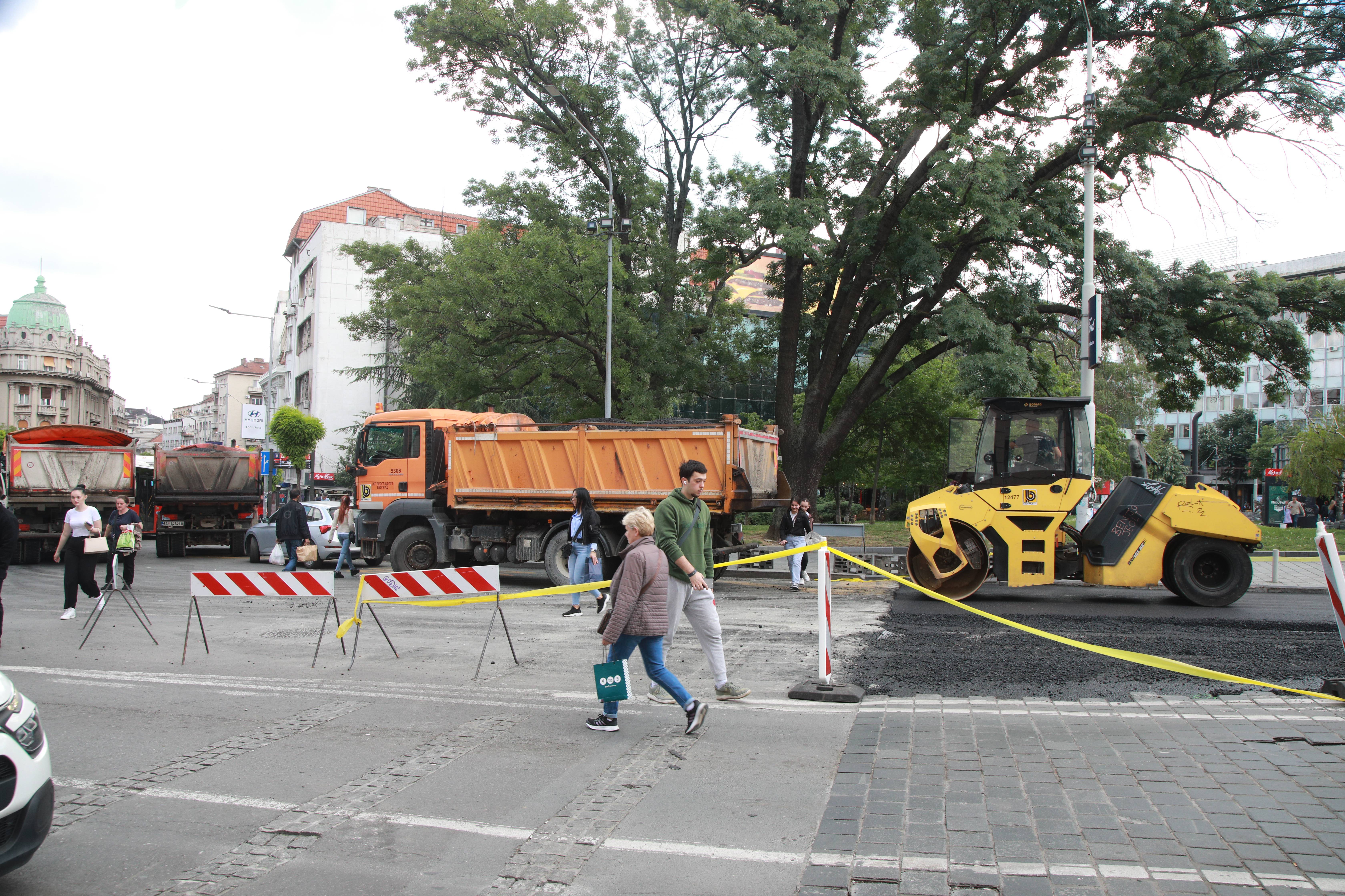 Beograd, 26.05.2025. - Saobracajna guzva zbog radova na delu kolovoza na Trgu republike. (BETAPHOTO/MILOS MISKOV)
