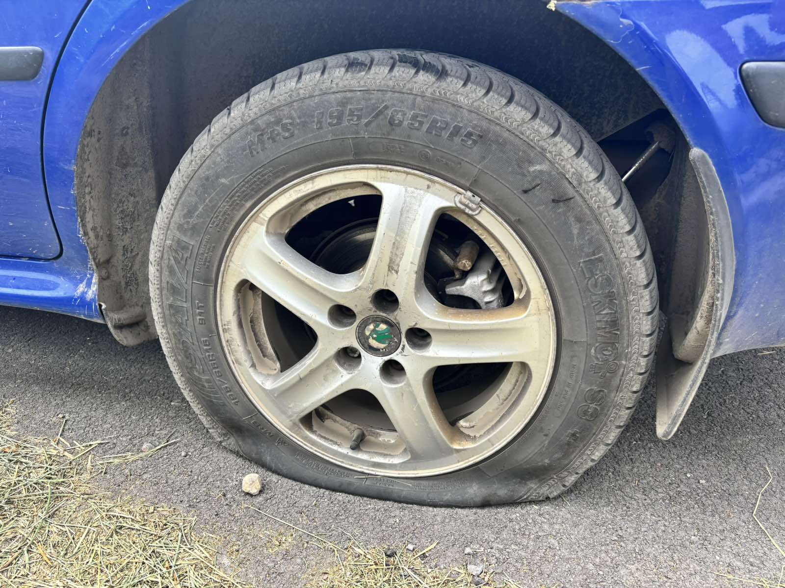 Na automobilu novinarke „Vremena” Tijane Stanić, koja je izveštavala sa lokalnih izbora u Kosjeriću u nedelju (8. jun) uveče izbušene su dve gume i slomljeni retrovizori