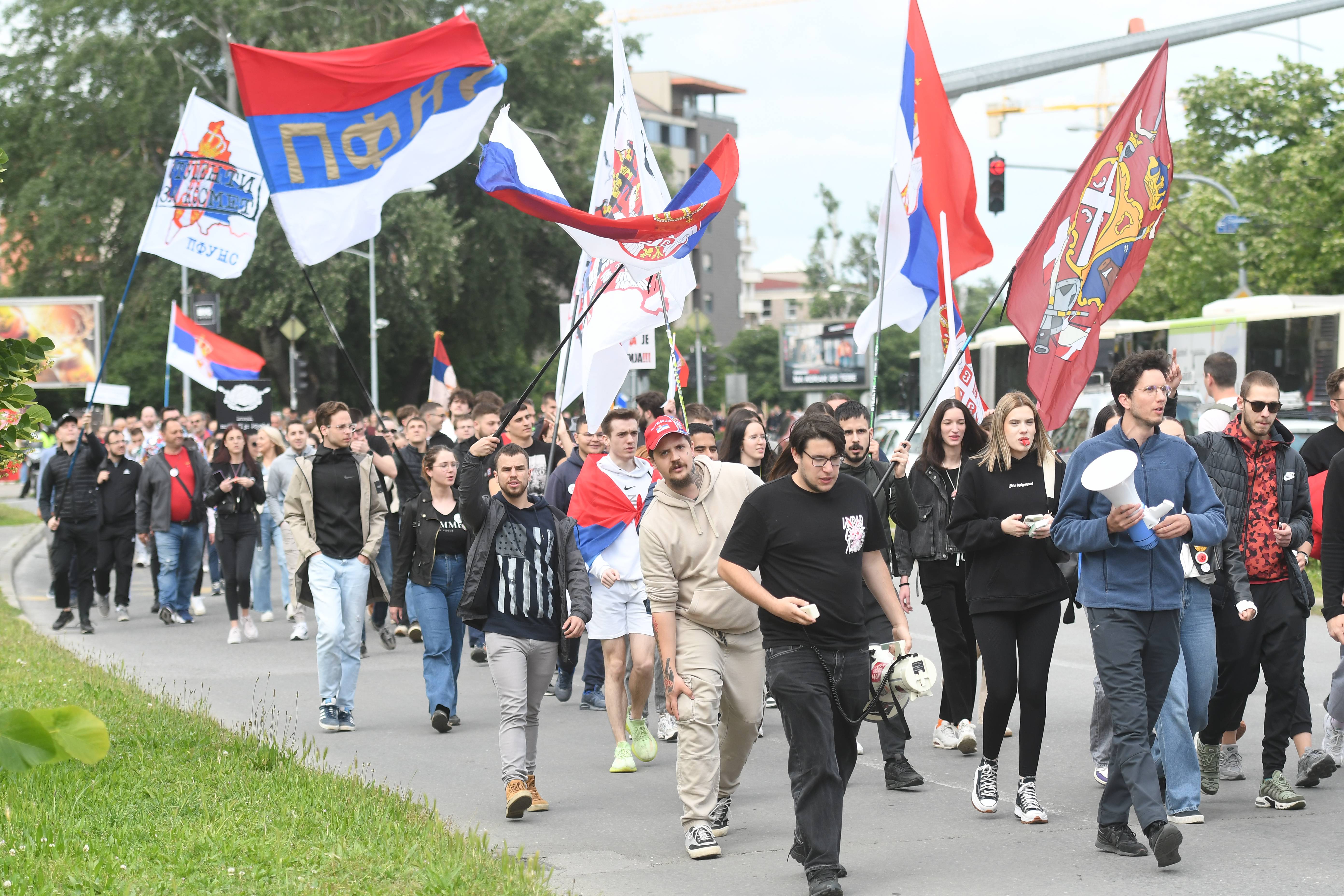 Novi Sad, 25.05.2025. - U studentskom kampusu u Novom Sadu, danas u 16.00 poceo je protest podrske maturantima i narodu na Kosovu i Metohiji. Nakon toga su okupljeni krenuli u protestnu setnju do zgrade suda.(BETAPHOTO/DRAGAN GOJIC)