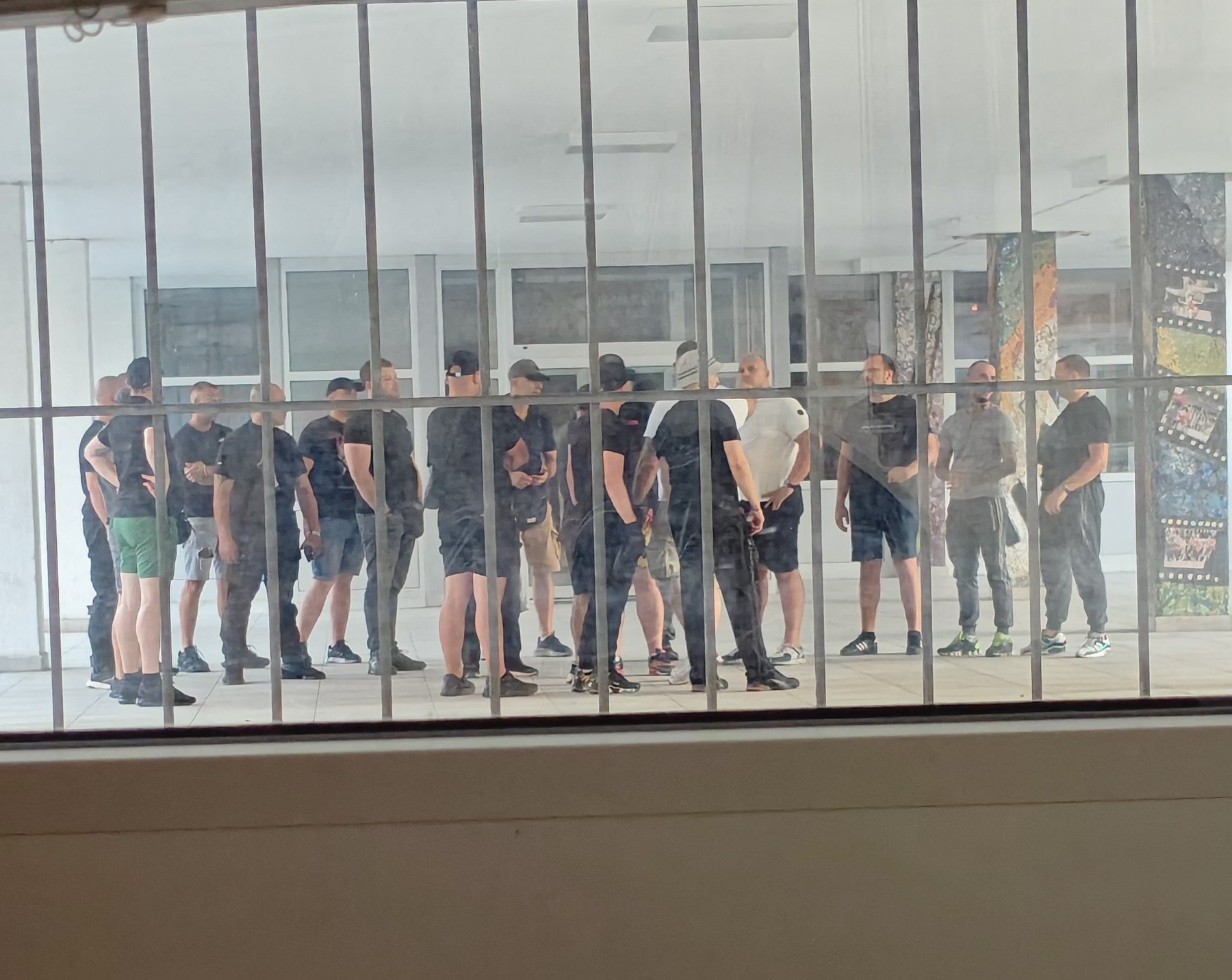 zgrada rts-a okupljanje batinasa kod zgrade radio televizije srbije, batinasi, momci u crnom sa crnim kacketima