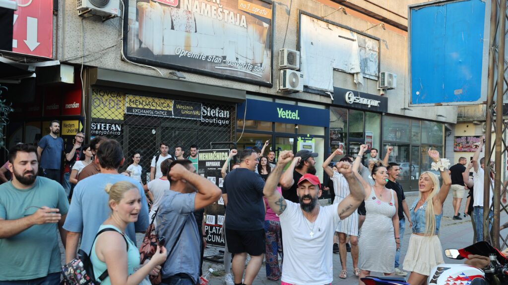 ZAJECAR, 08,06,2025. -  U Zajecaru i Kosjericu danas su odrzani redovni lokalni izbori. Biracka mesta zatvorena su u 20.00. Veliki broj gradjana je izaslo na ulice da saceka rezultate izbora.(BETAPHOTO/SASA DJORDJEVIC)