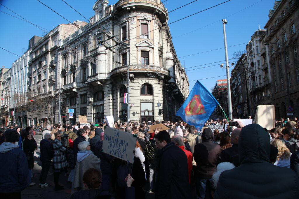 Beograd, 02.02.2025. - Protest u organizaciji sindikata zaposlenih u Apotekarskoj ustanovi Beograd "Opstanak", ispred apoteke "1. maj" na uglu Kneza Milosa i kralja Milana.(BETAPHOTO/MILOS MISKOV)