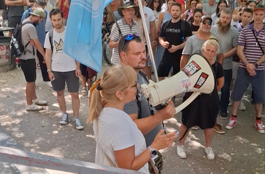 Foto: Autonomija.info, protest ispred suda u Novom Sadu