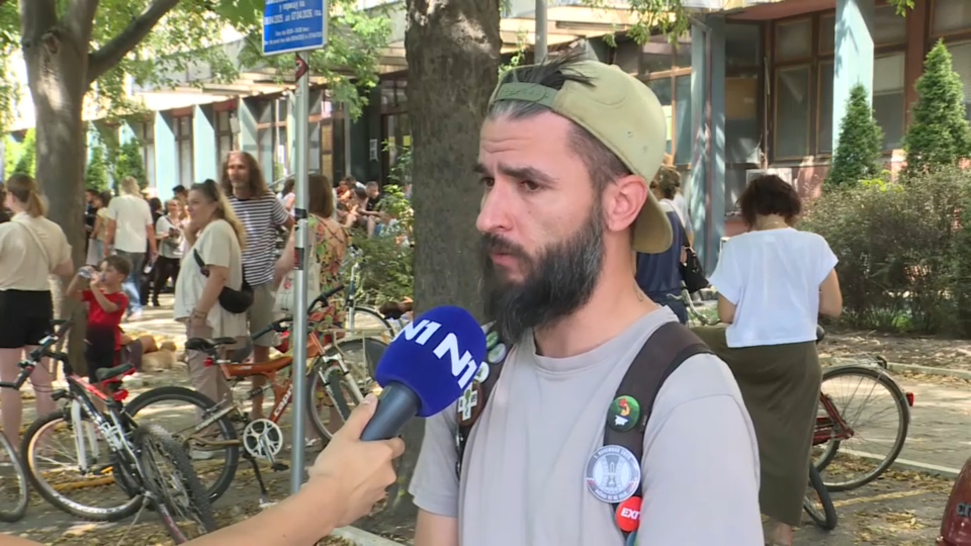 Novi Sad, 16.08.2025. Osnovni sud u Novom Sadu, građani, saslušanje uhapšenih tokom protesta u sredu. Građani ispred Osnovnog suda u Novom Sadu Foto: N1