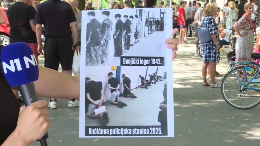 Novi Sad, 16.08.2025. Osnovni sud u Novom Sadu, građani, saslušanje uhapšenih tokom protesta u sredu. Građani ispred Osnovnog suda u Novom Sadu Foto: N1