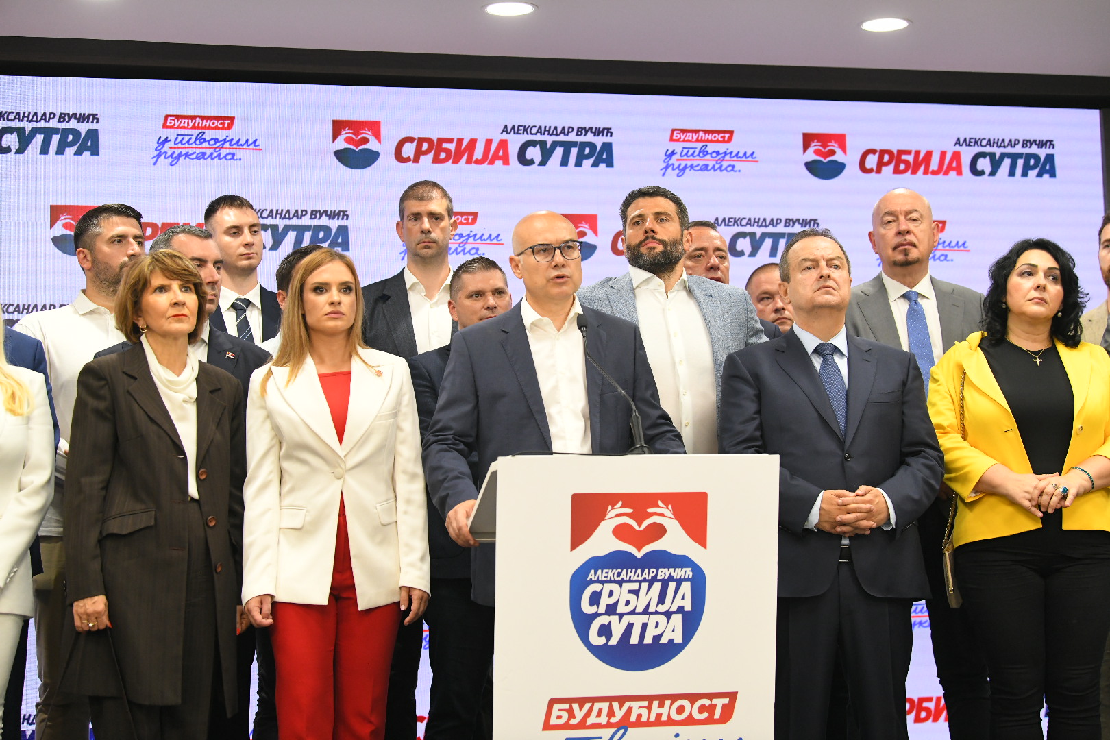 Beograd 02.06.2024. Izborni štab SNS, Srpska napredna stranka, Izbori, jun, lokalni izbori Foto: Amir Hamzagić/Nova.rs sampanjac, vino, vucic pije