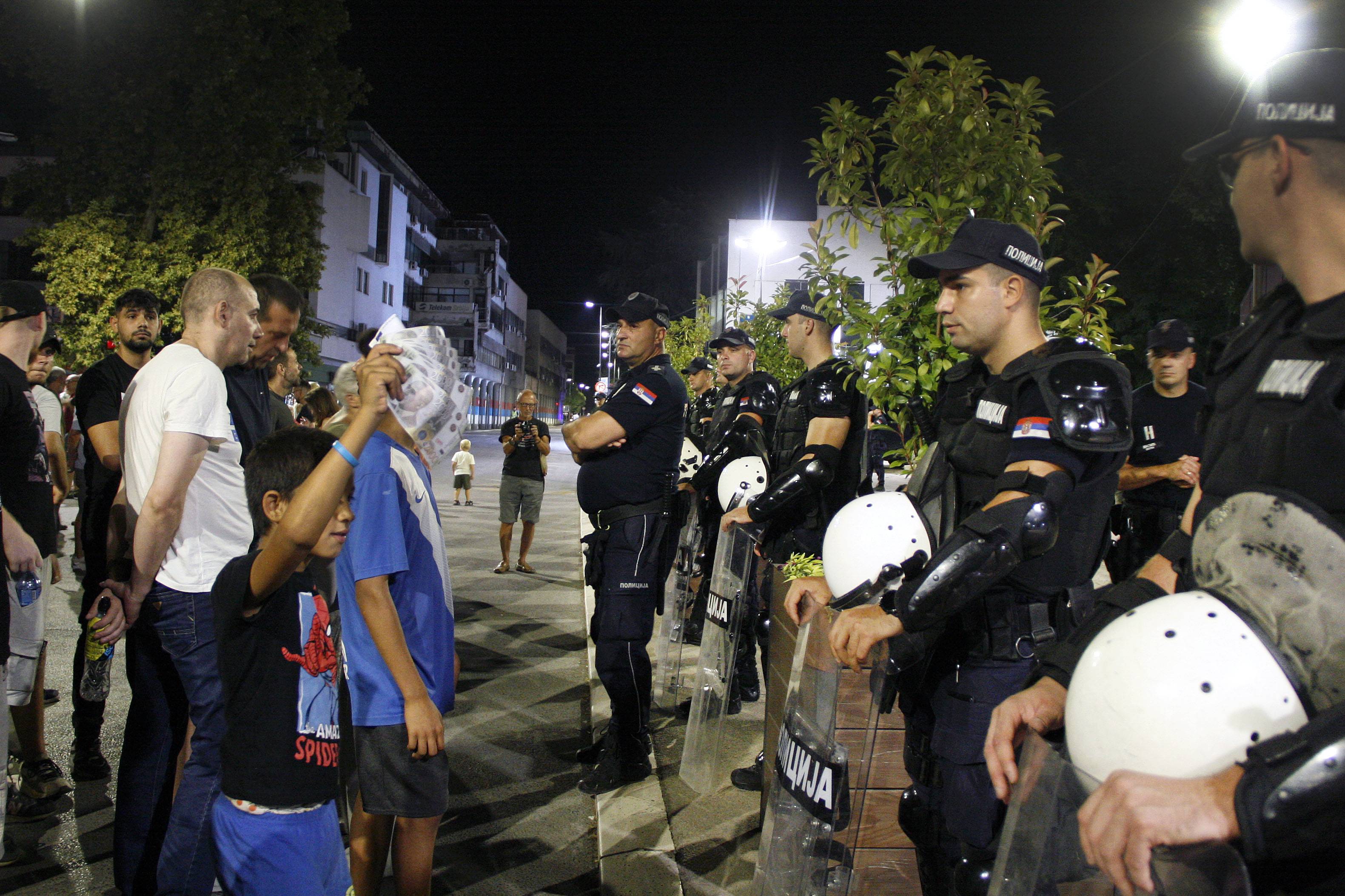 SMEDEREVCI I VECERAS ISPRED PROSTORIJA SNS-A
