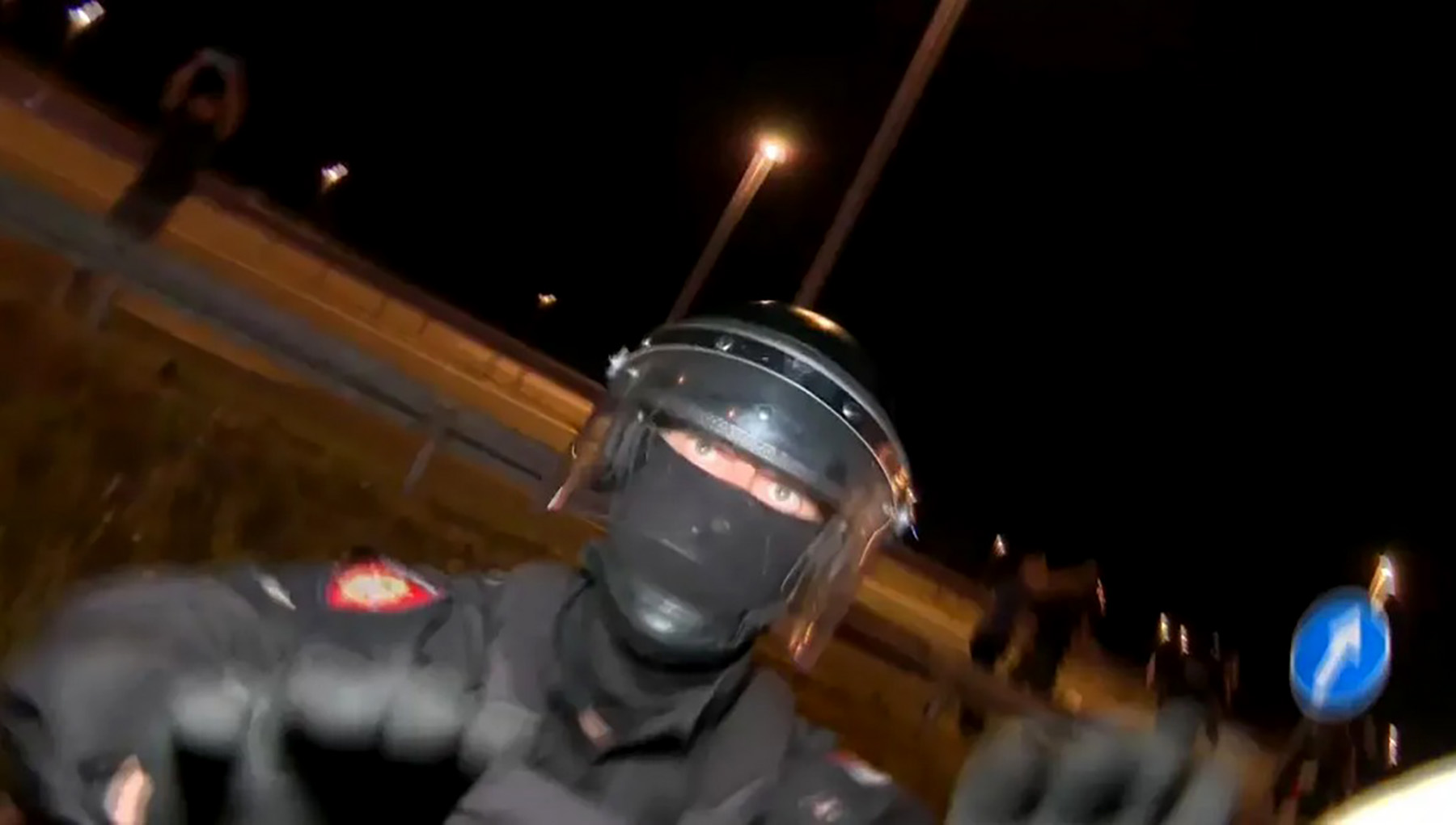 žandarma koji je gurao ekipu N1 pripadnik policije prema ekipi N1 dok je izveštala sa blokade autoputa Miloš Veliki