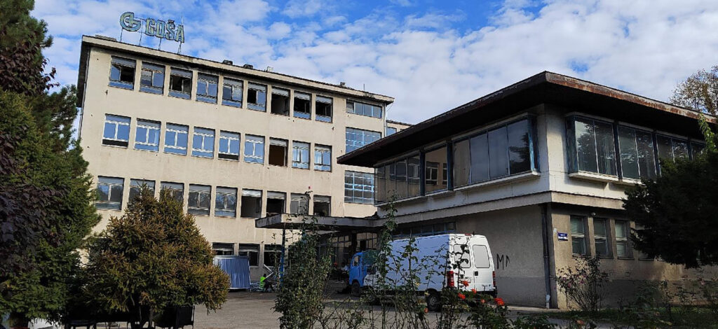 Mesto: Beograd
Datum: Thu Oct 27 15:18:04 CEST 2022
Dogadjaj: DRUŠTVO/OPŠTINE - početak priprema za rušenje istraživačko-razvojnog Instituta "Goša" u Ulici Milana Rakića 35 u beogradskoj opštini Zvezdara 
Fotoreporter: Marko Dragoslavić
Izvor: FoNet