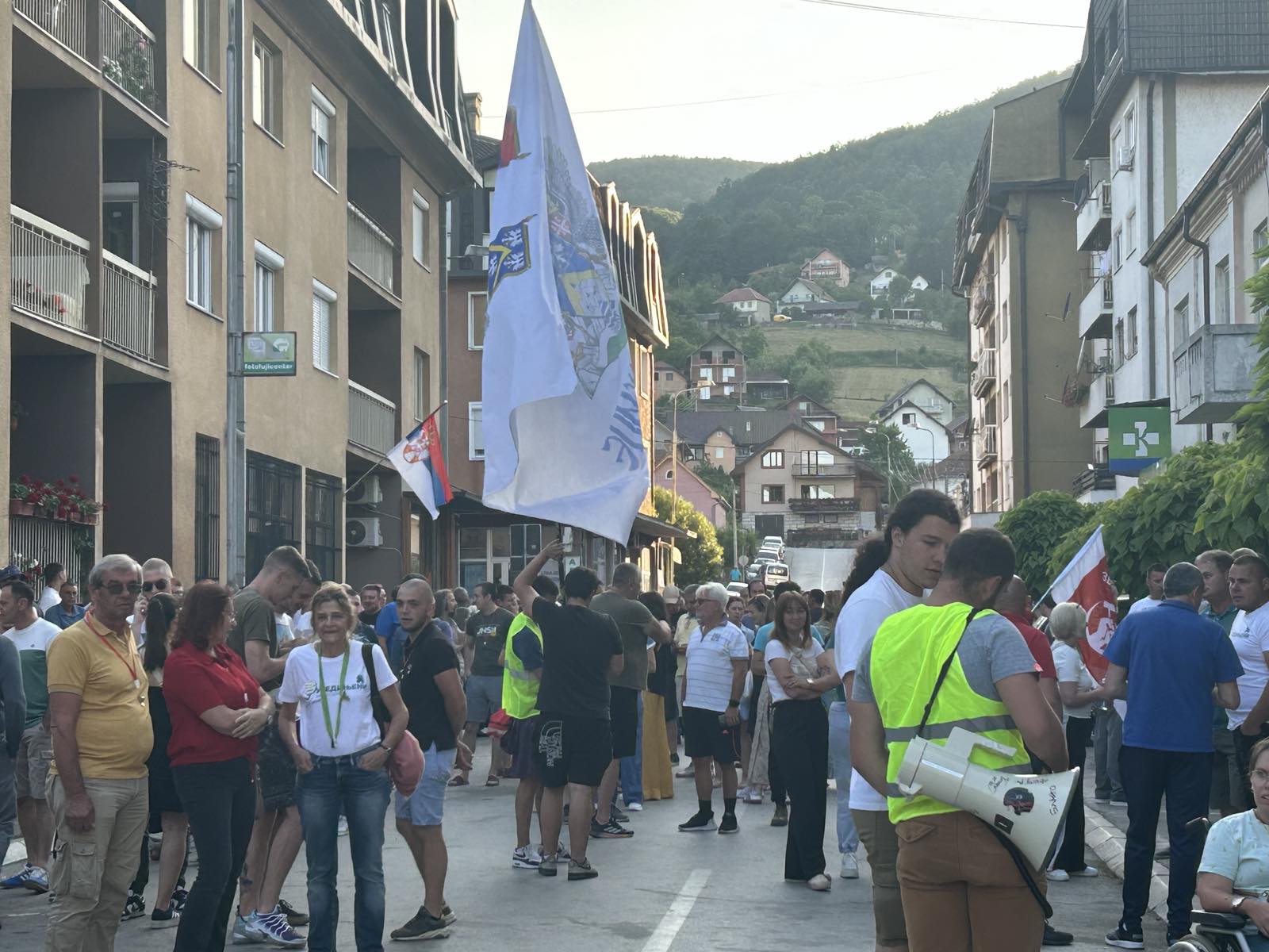 Kosjerić, 14.06. 2025. Protest pred opštinskom izbornom komisijom jer je odbijen prigovor da se ponove izbori na određenim izbornim mestima.