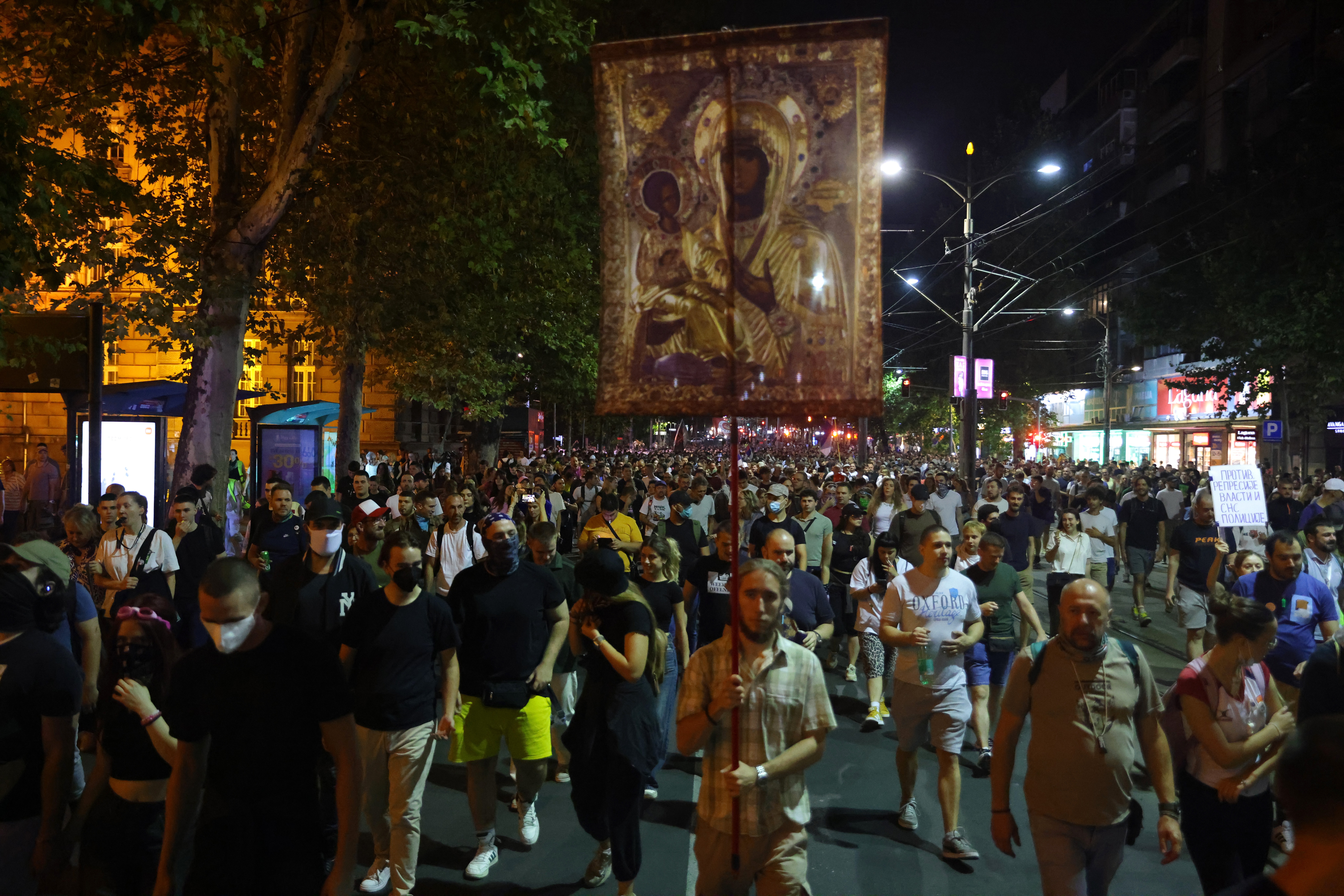 epa12308793 Protestors march during an anti-government protest in Belgrade, Serbia, 18 August 2025. Violent clashes broke out between anti-government protesters, supporters of the ruling Serbian Progressive Party (SNS), and police.  EPA/ANDREJ CUKIC