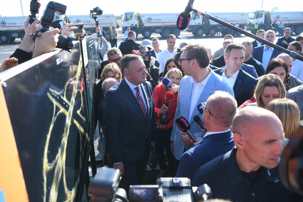 Beograd, 12. oktobra 2023. Aleksandar Vučić stigao je danas u Rumu na svečano otvaranje novog autoputa u punom profilu od Rume do Šapca, u dužini od 24,6 kilometara. Ruma-Šabac autoput otvaranje Foto: Amir Hamzagić/Nova.rs
