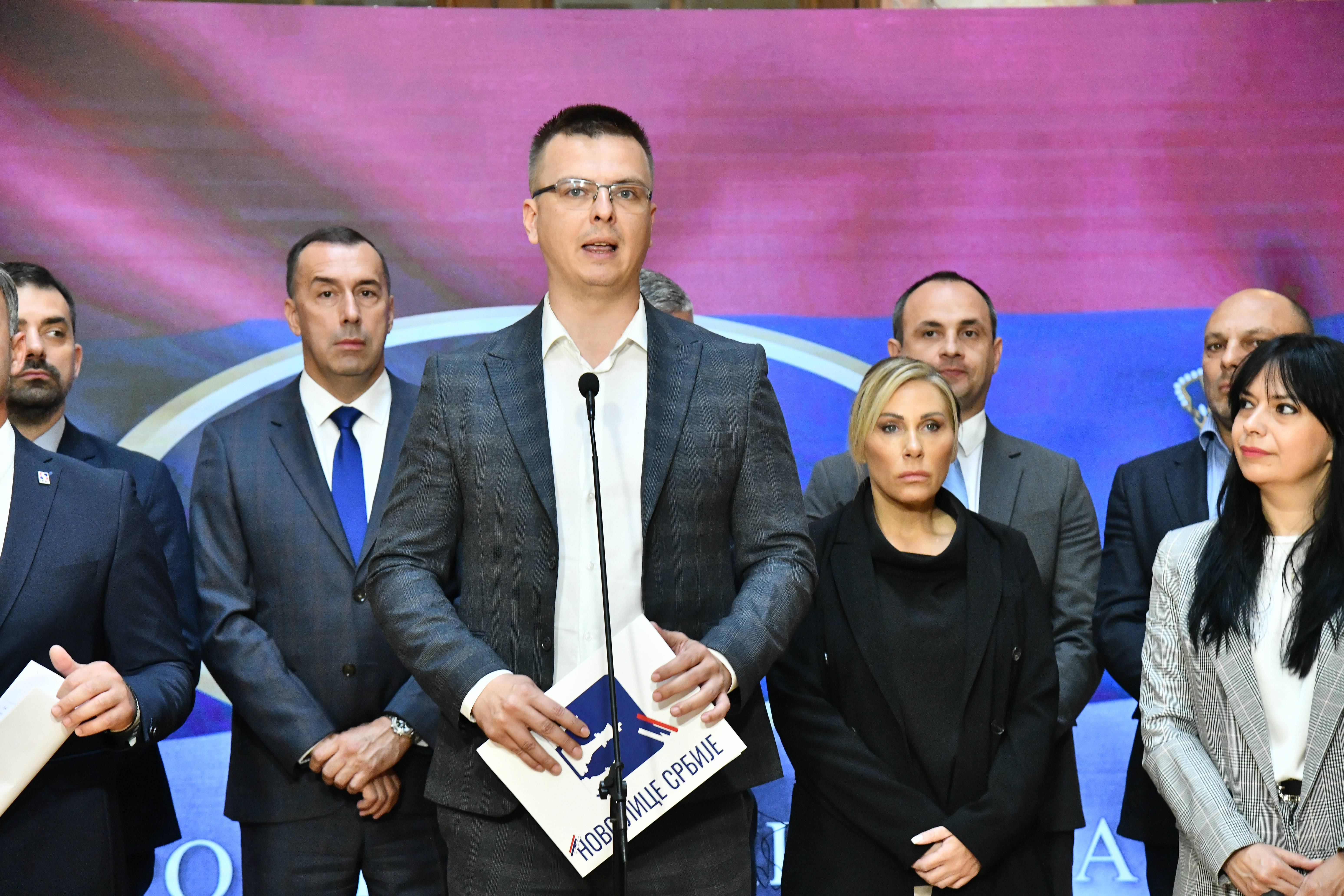 Beograd, 10.06.2025. - Konferencija za novinare narodnih poslanika Poslanicke grupe Narodni pokret Srbije - Novo lice Srbije odrzana je danas u centralnom holu Doma Narodne skupstine. Na fotografiji govori Milos Parandilovic. (BETAPHOTO/MILAN ILIC)