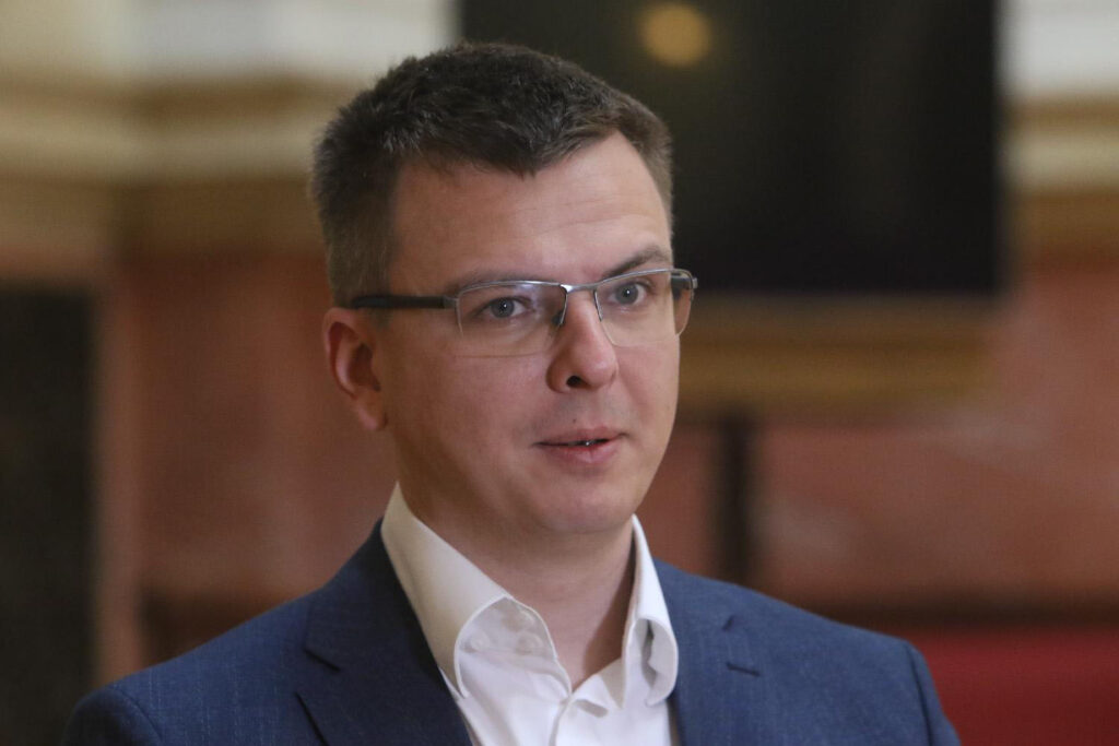 Mesto: BEOGRAD
Datum: Sun Mar 23 12:55:35 CET 2025
Dogadjaj: EVROSERVIS/KVAKA 23 - izjava FoNetu narodnog poslanika stranke Novo lice Srbije Miloša Parandilovića u okviru serijala Kvaka 23
Fotoreporter: Zoran Mrđa
Ličnosti: Miloš Parandilović
Izvor: FoNet