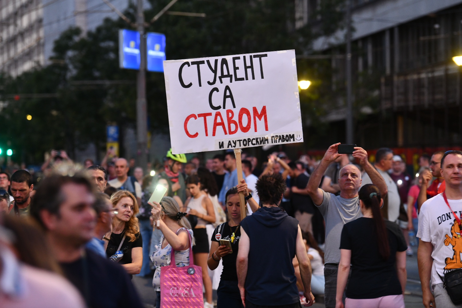 Beograd 28.06.2025. Veliki studentski protest Vidimo se na Vidovdan, velika zastava krenula ka Vladi Srbije  Foto: Vesna Lalić/Nova.rs