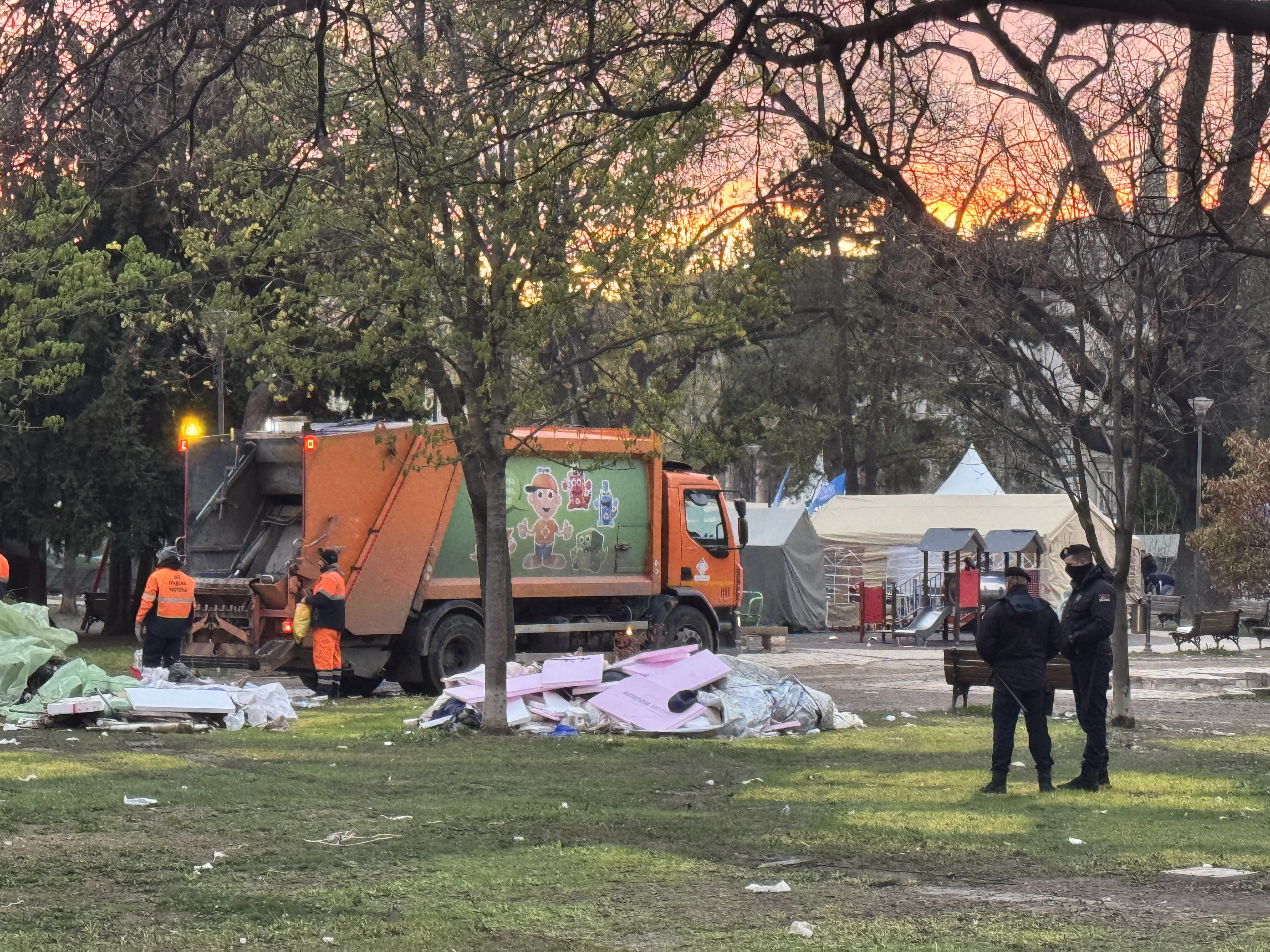 Beograd 18. mart 2025. Pionirski park studenti 2.0 koji žele da uče, Ćacilend, smetlište, gradska čistoća čisti  Foto: Vladislav Mitić/Nova.rs