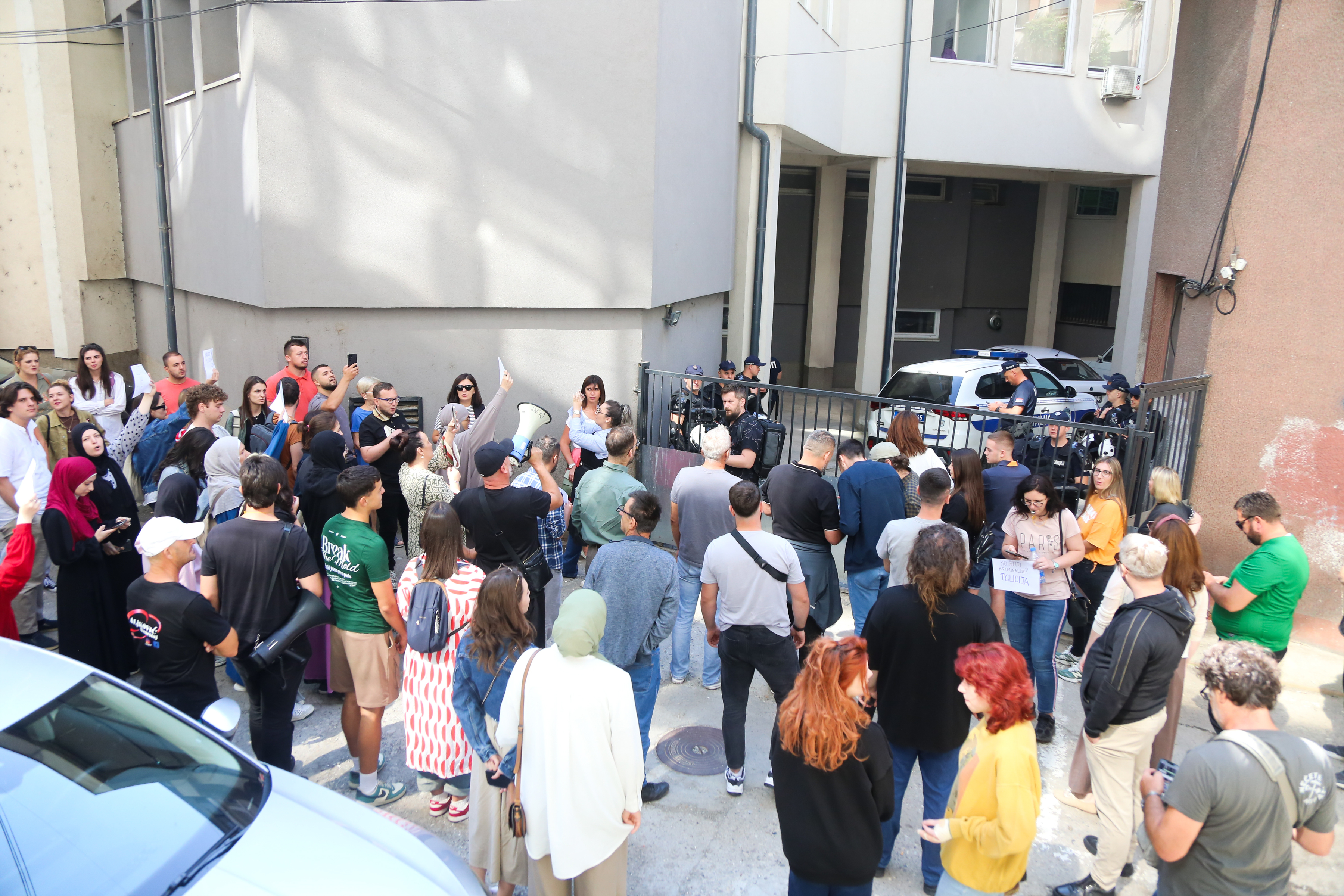 31, July, 2025, Novi Pazar - Arrival of detained citizens at the Basic Court in Novi Pazar. Photo: Elmedin Hajrovic/ATAImages
31, jul 2025, Novi Pazar - Dolazak privedenih gradjana u Osnovni sud u Novom Pazaru. Photo: Elmedin Hajrovic/ATAImages