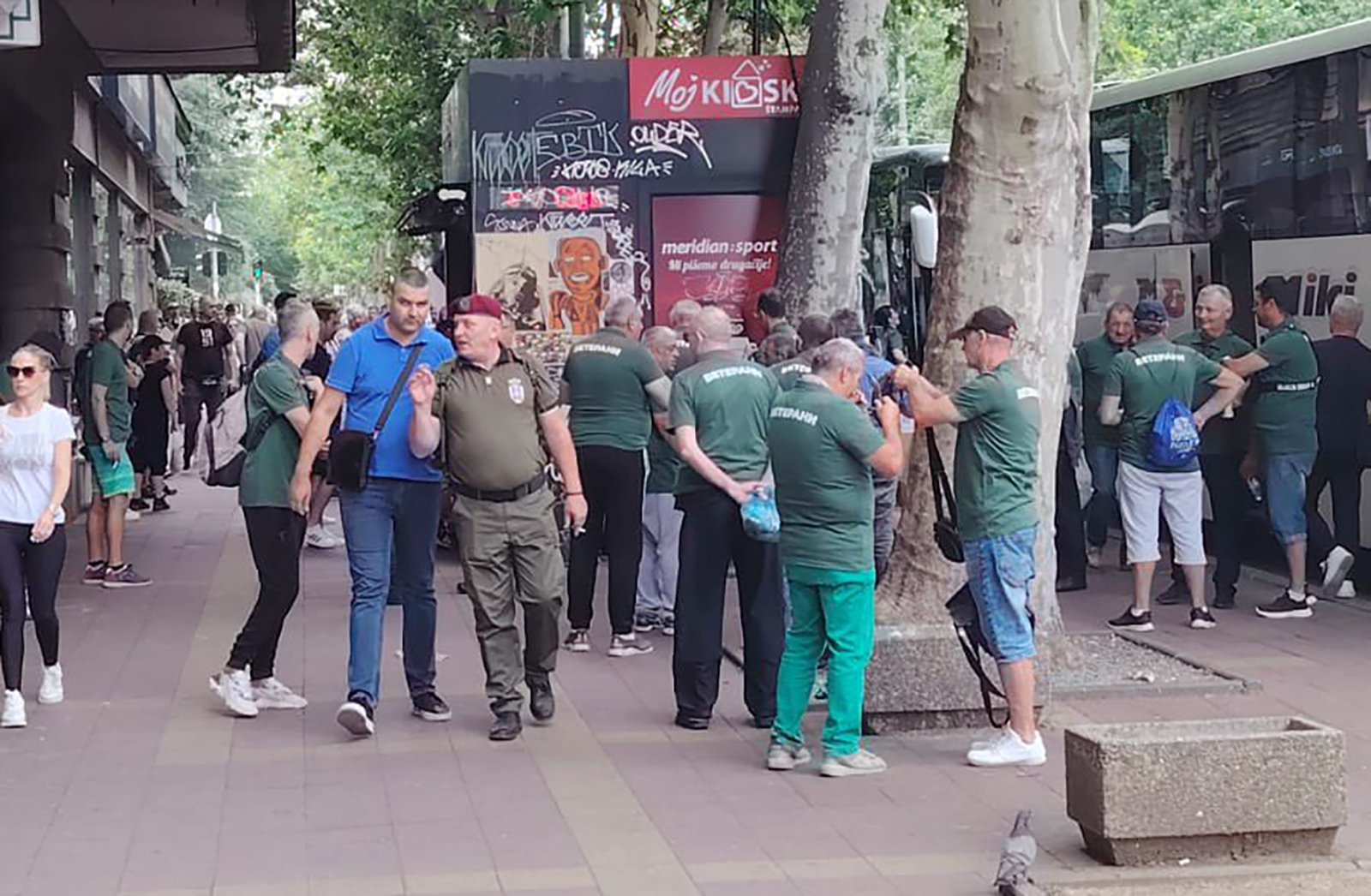 Dve vrste majica: Veterani i Veterani Srbije.