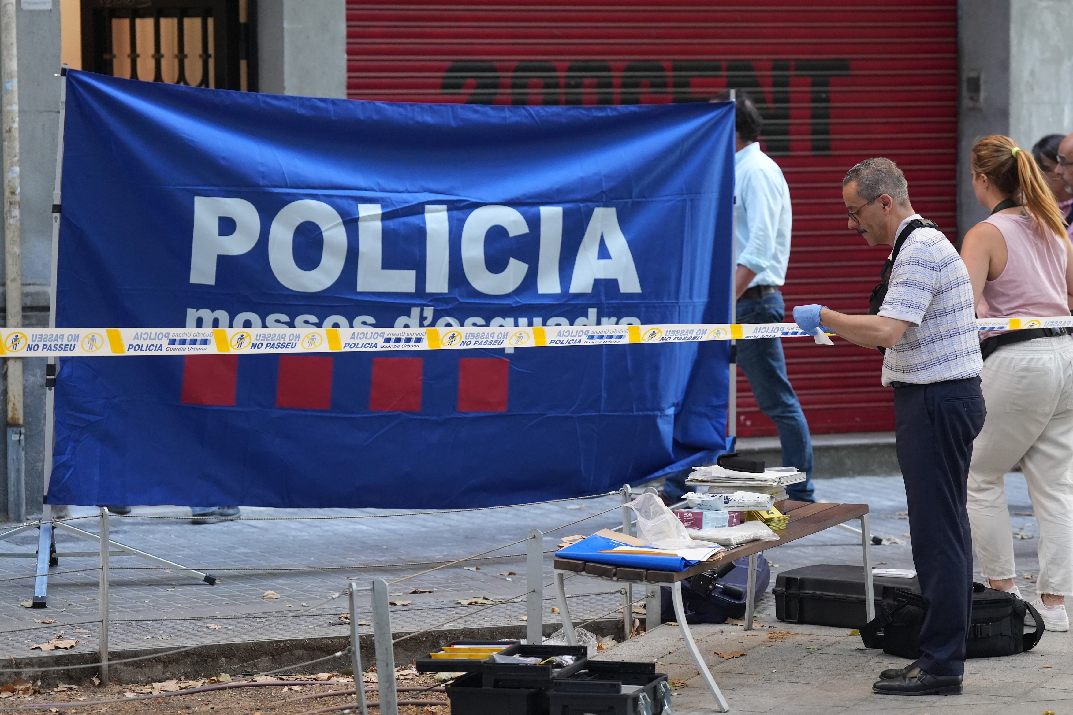 Mossos d'Esquadra investigating the murder of a man in downtown Barcelona