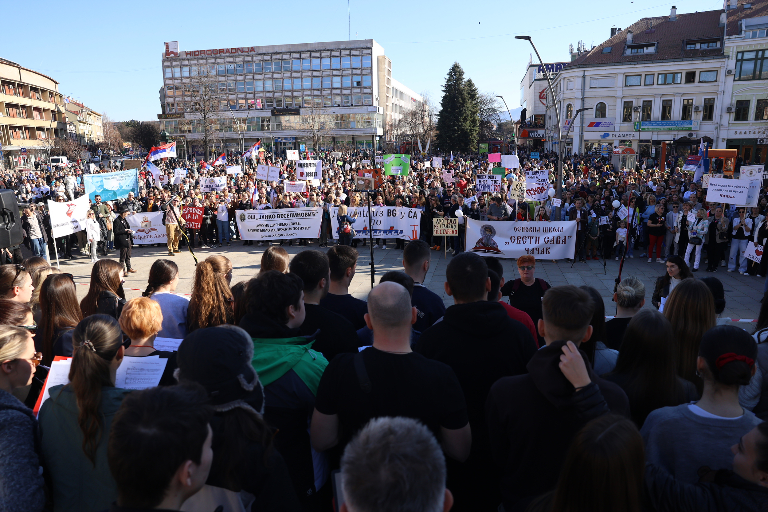 The Cacak Education Union organized a large protest rally of educators from all over Serbia on the city's central square.Sindikat obrazovanja Cacka je organizovao veliki protestni skup prosvetnih radnika iz cele Srbije na centralnom trgu u tom gradu.