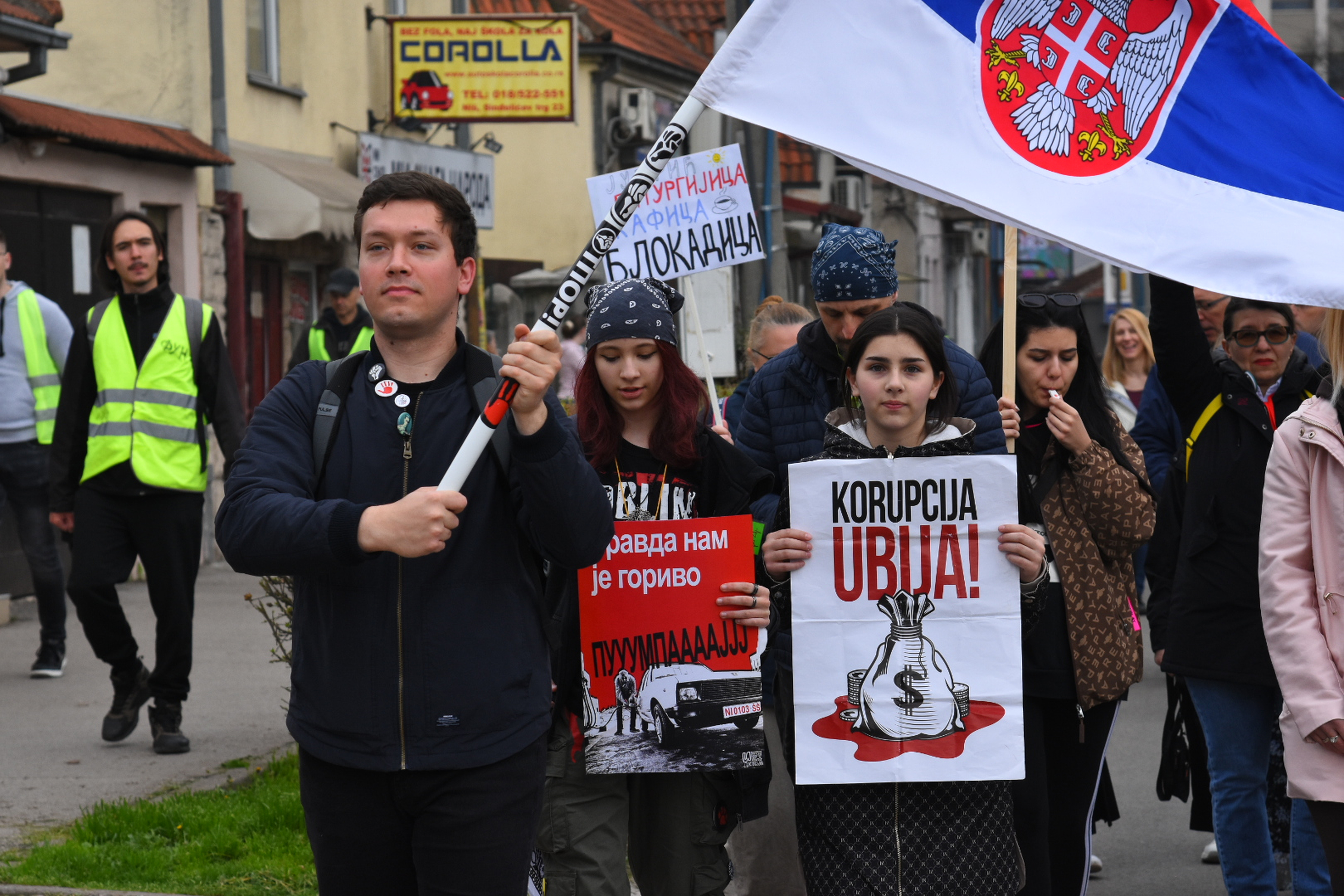 korupcija ubija The Free University of Nis organized a protest called "Under the magnifying glass of science".Slobodni univerzitet u Nisu organizovao je protest pod nazivom "Pod lupom nauke".