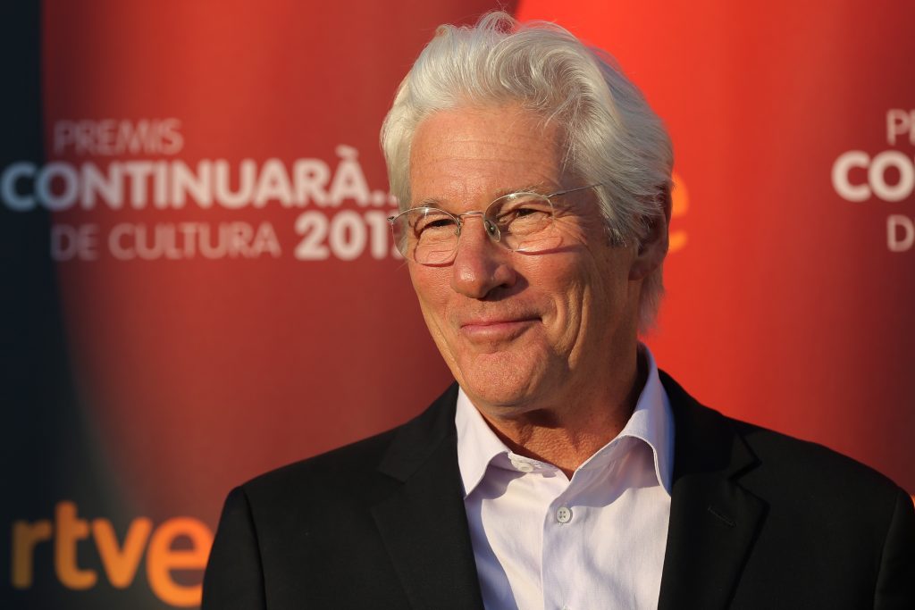 epa05920118 US actor Richard Gere poses for photographers before receiving the Continuara's Award of Culture in Barcelona, northeastern Spain, 21 April 2017.  EPA/ALEJANDRO GARCIA